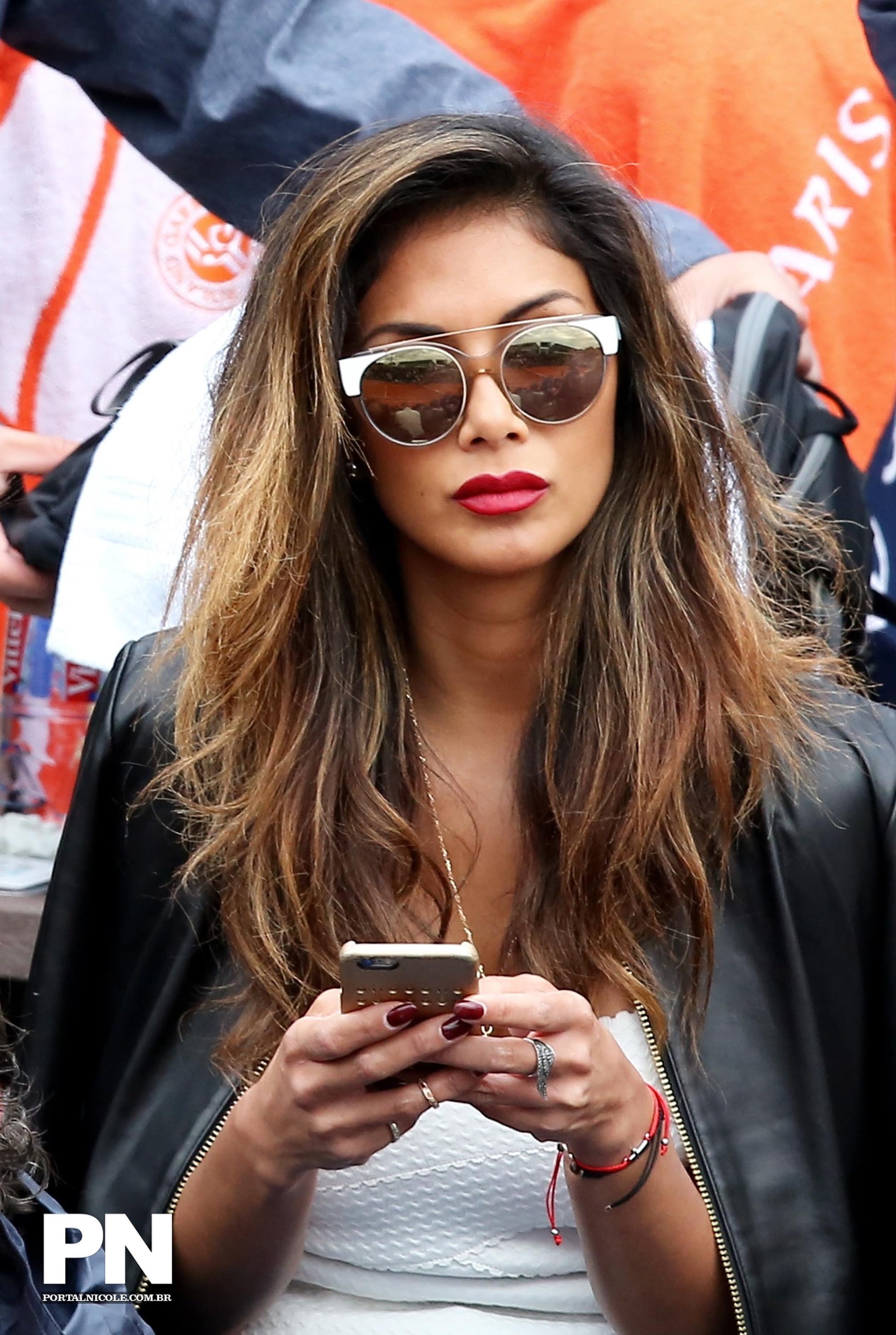 Nicole Scherzinger watching a tenis game