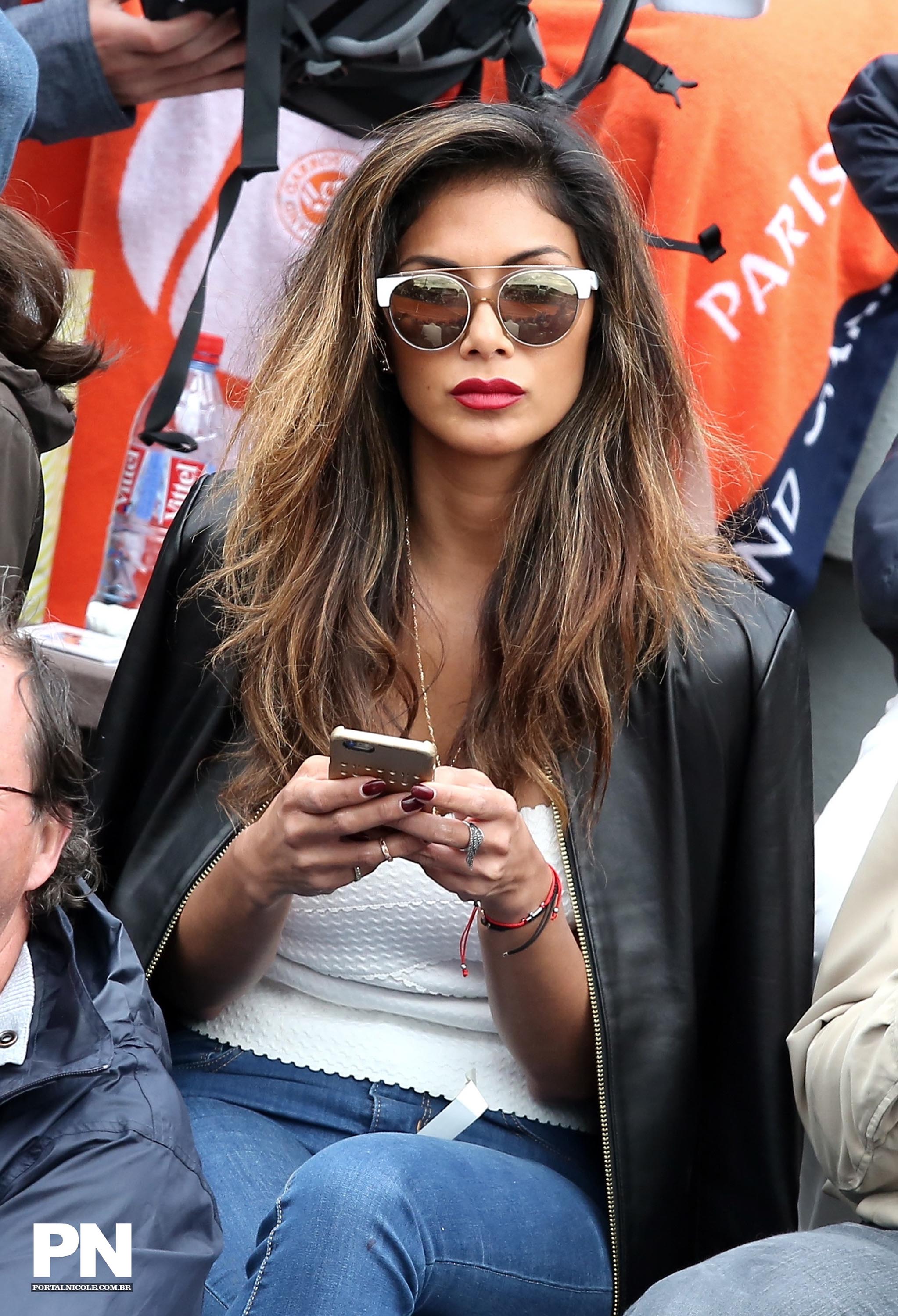 Nicole Scherzinger watching a tenis game