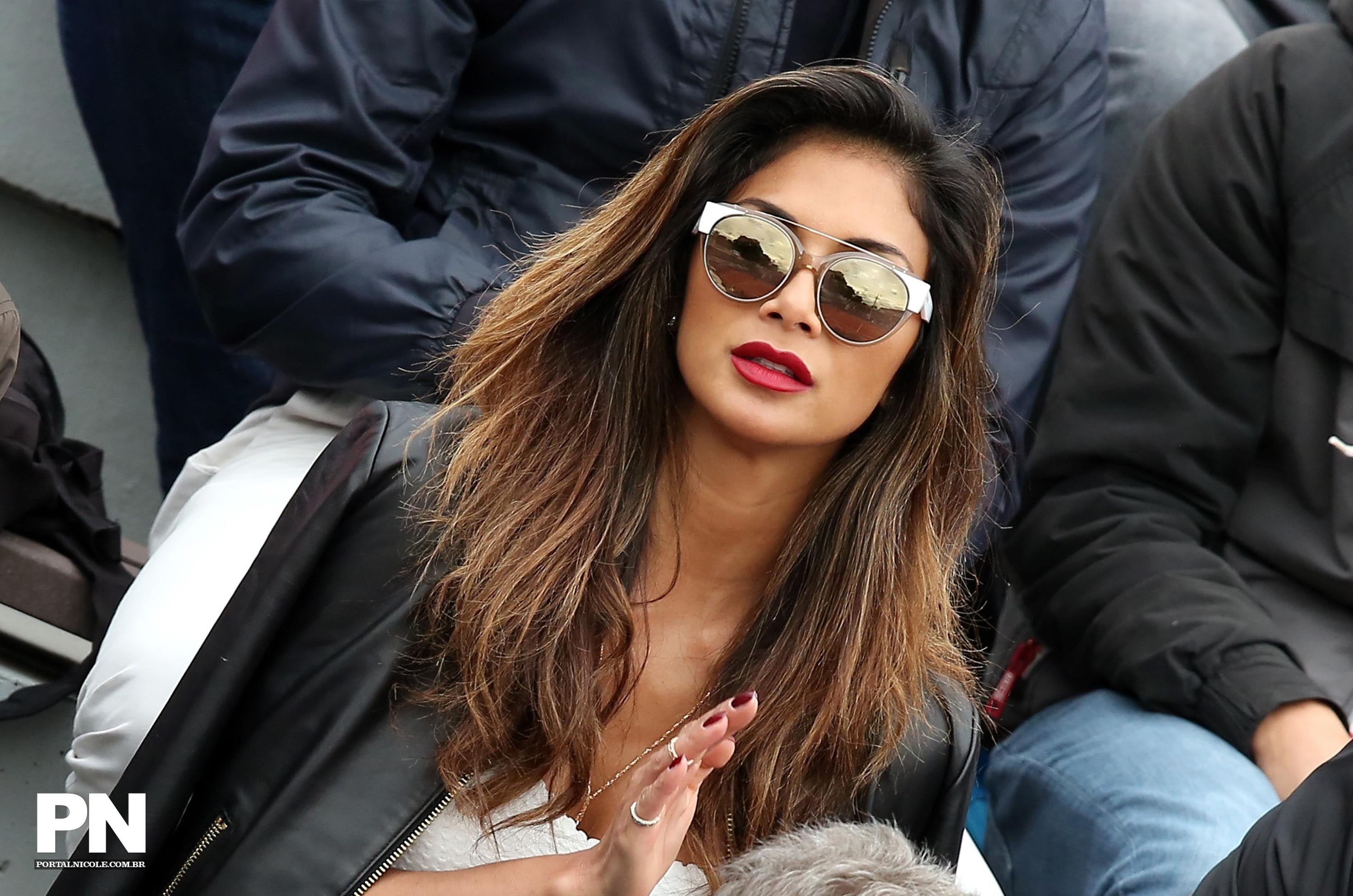 Nicole Scherzinger watching a tenis game