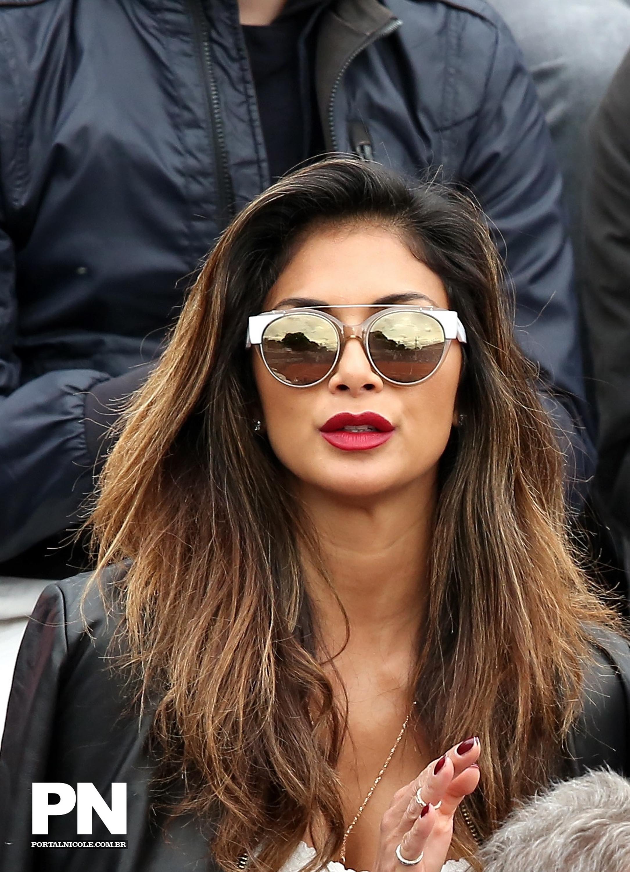 Nicole Scherzinger watching a tenis game