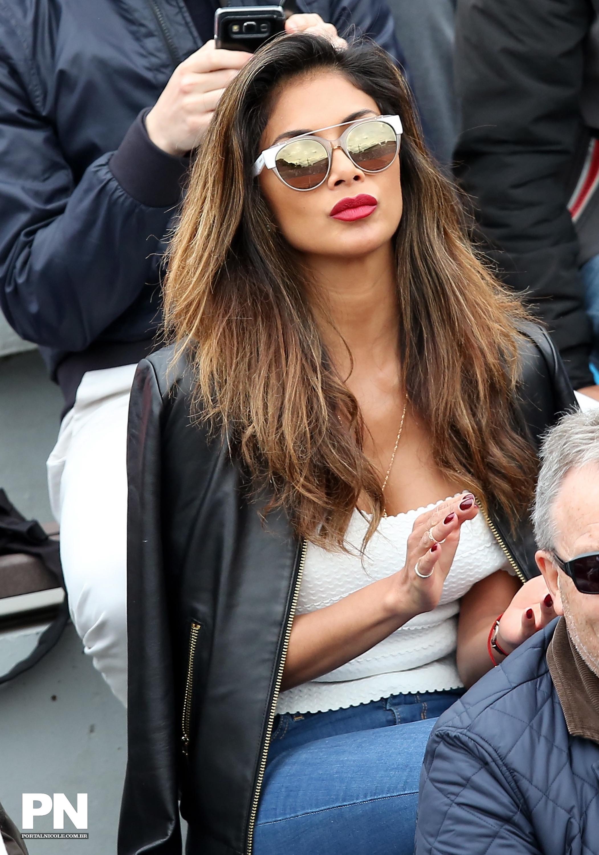 Nicole Scherzinger watching a tenis game