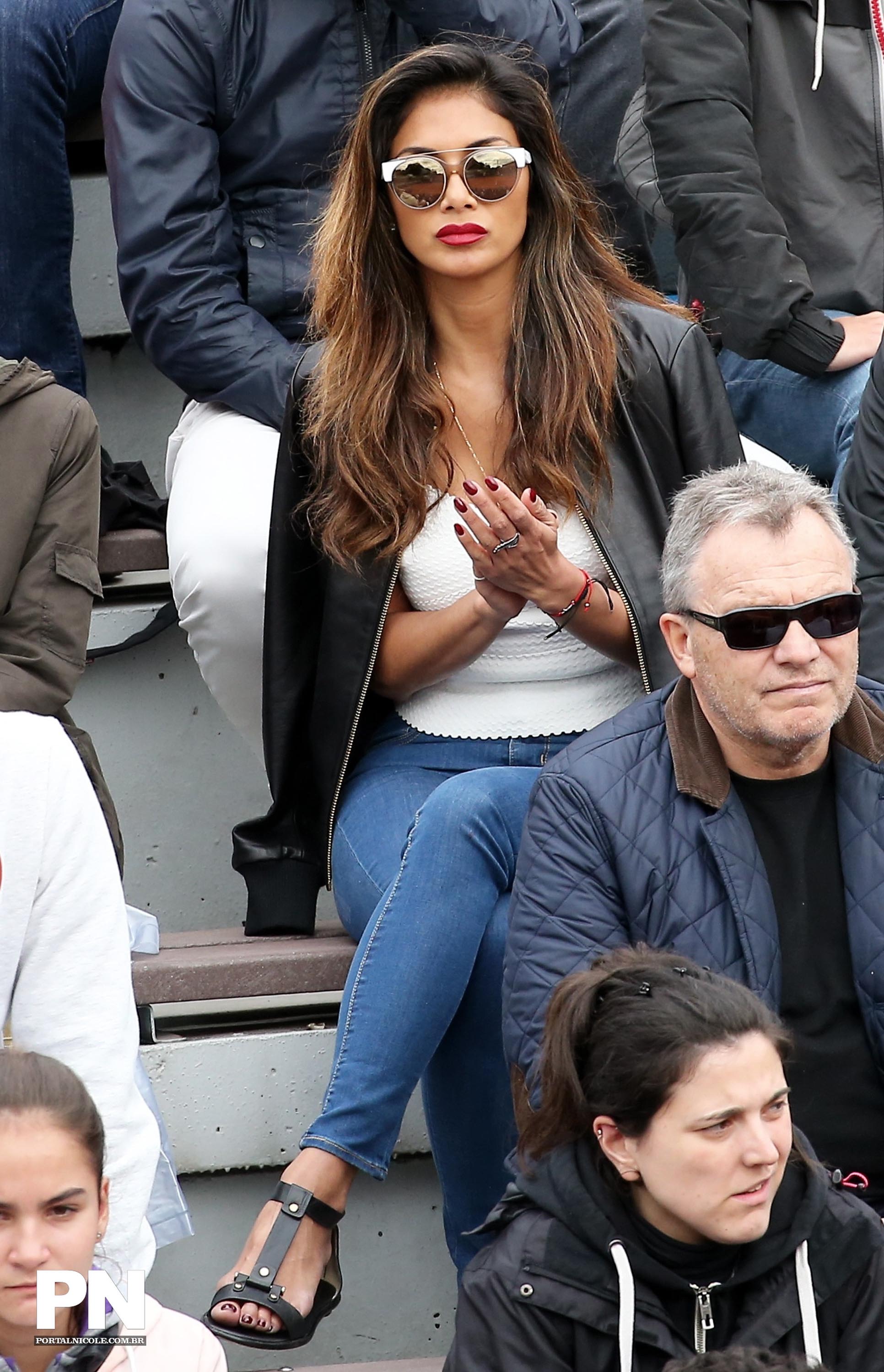 Nicole Scherzinger watching a tenis game