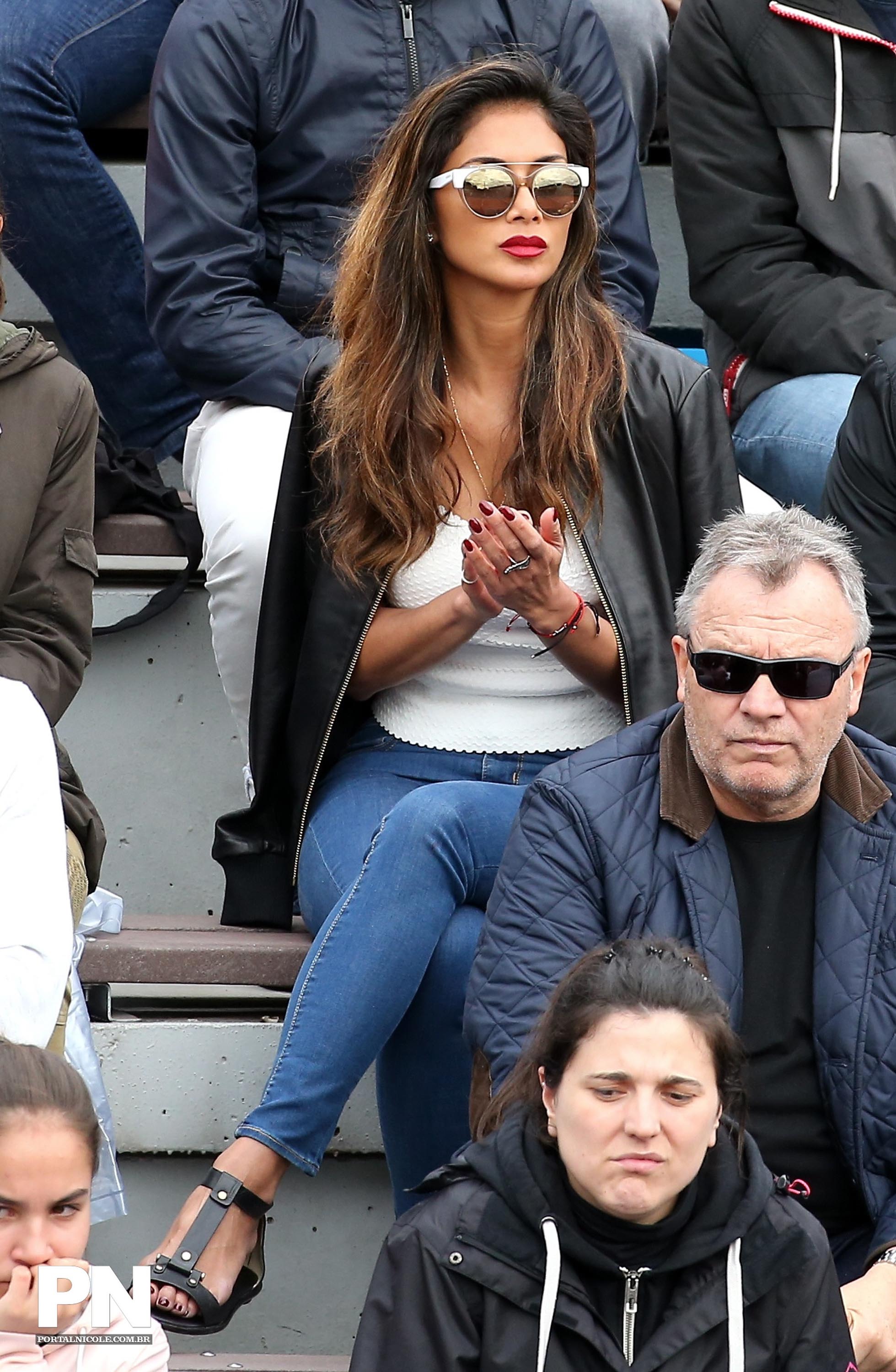 Nicole Scherzinger watching a tenis game