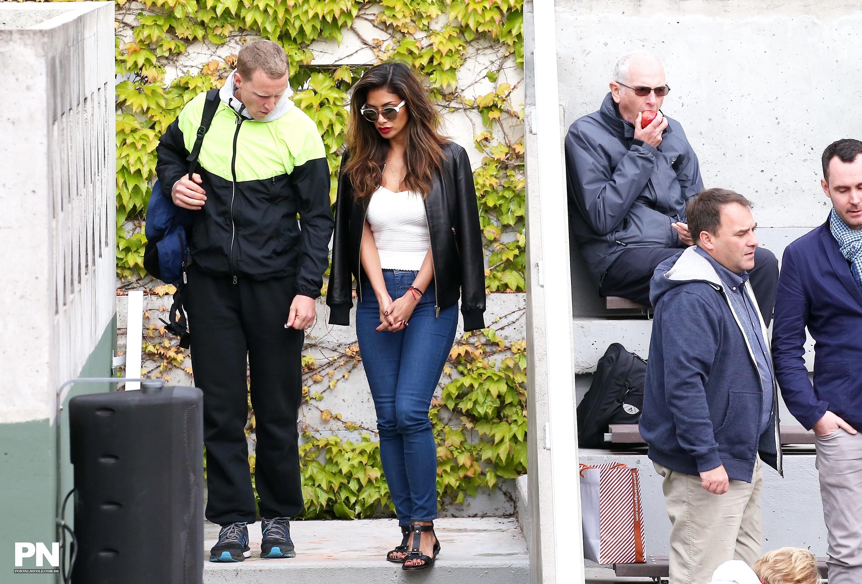 Nicole Scherzinger watching a tenis game