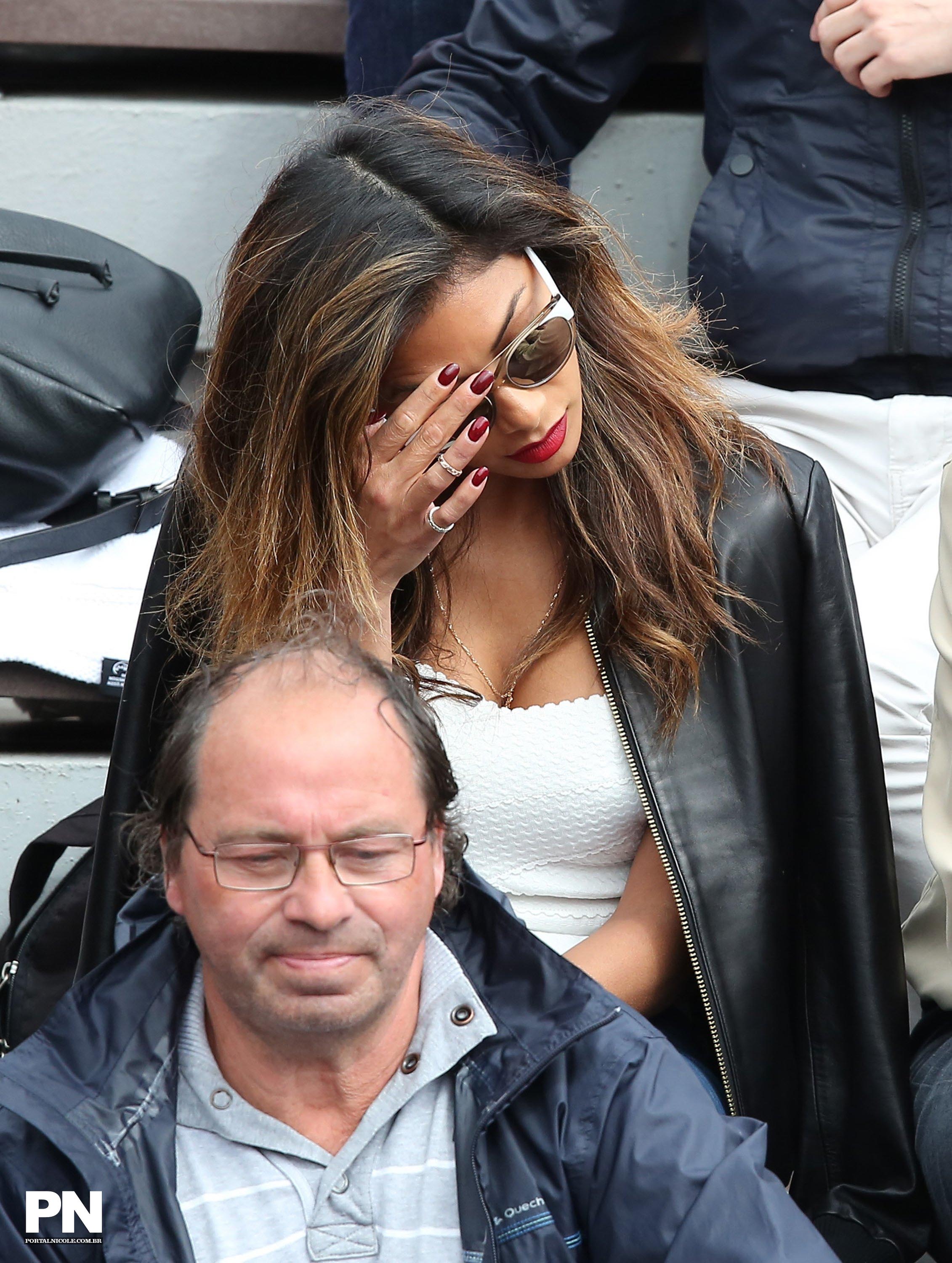 Nicole Scherzinger watching a tenis game