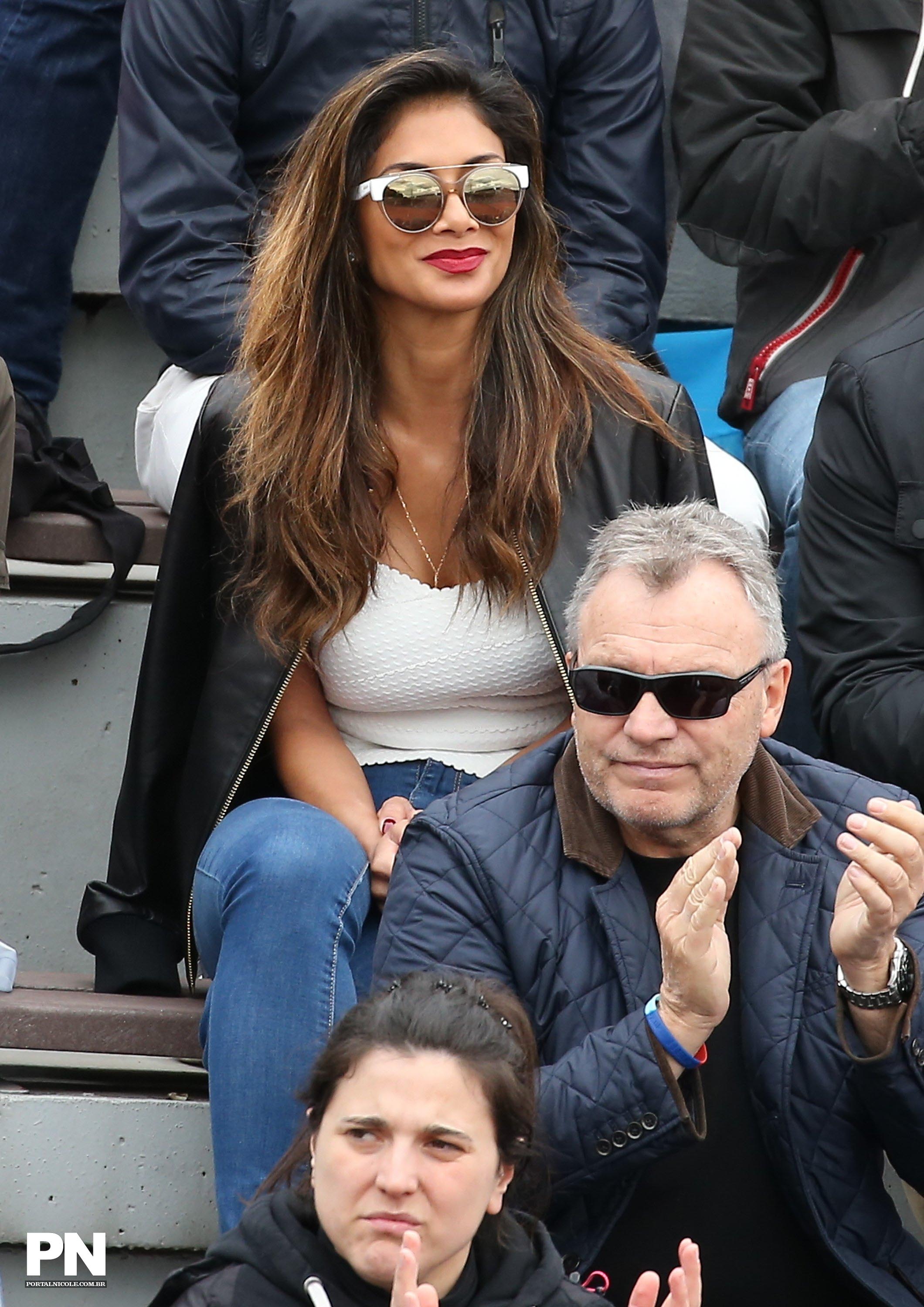 Nicole Scherzinger watching a tenis game