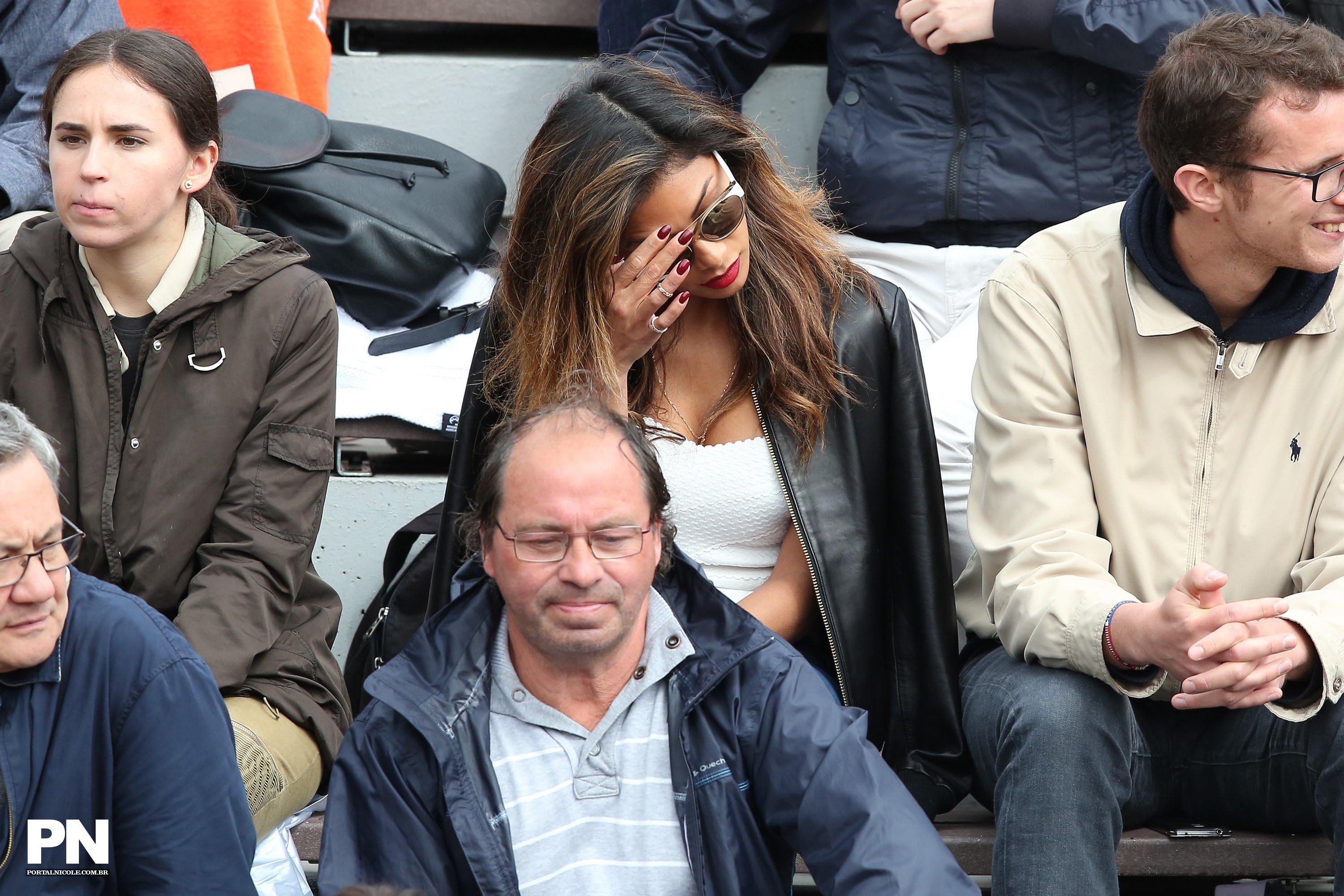 Nicole Scherzinger watching a tenis game