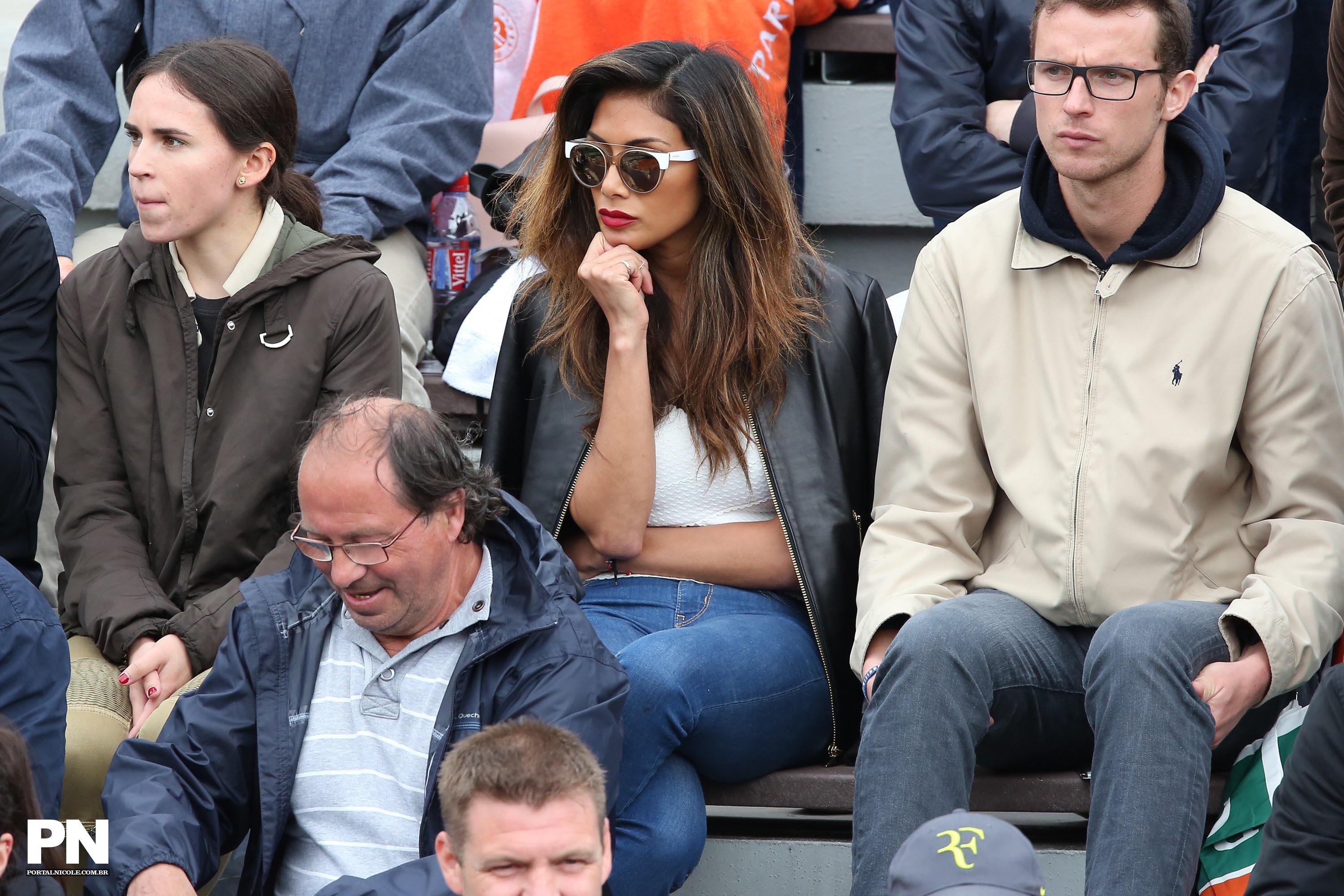 Nicole Scherzinger watching a tenis game