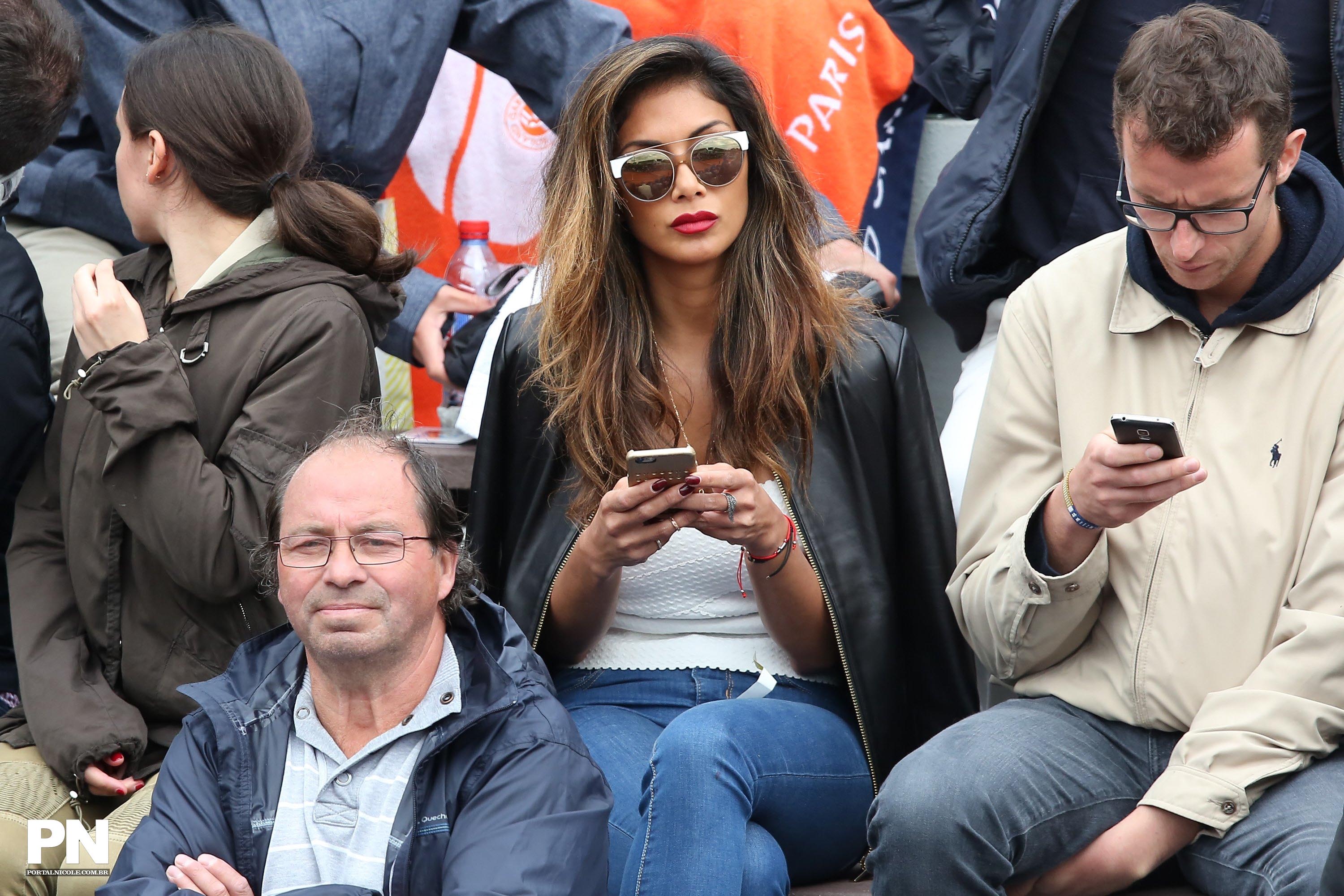 Nicole Scherzinger watching a tenis game