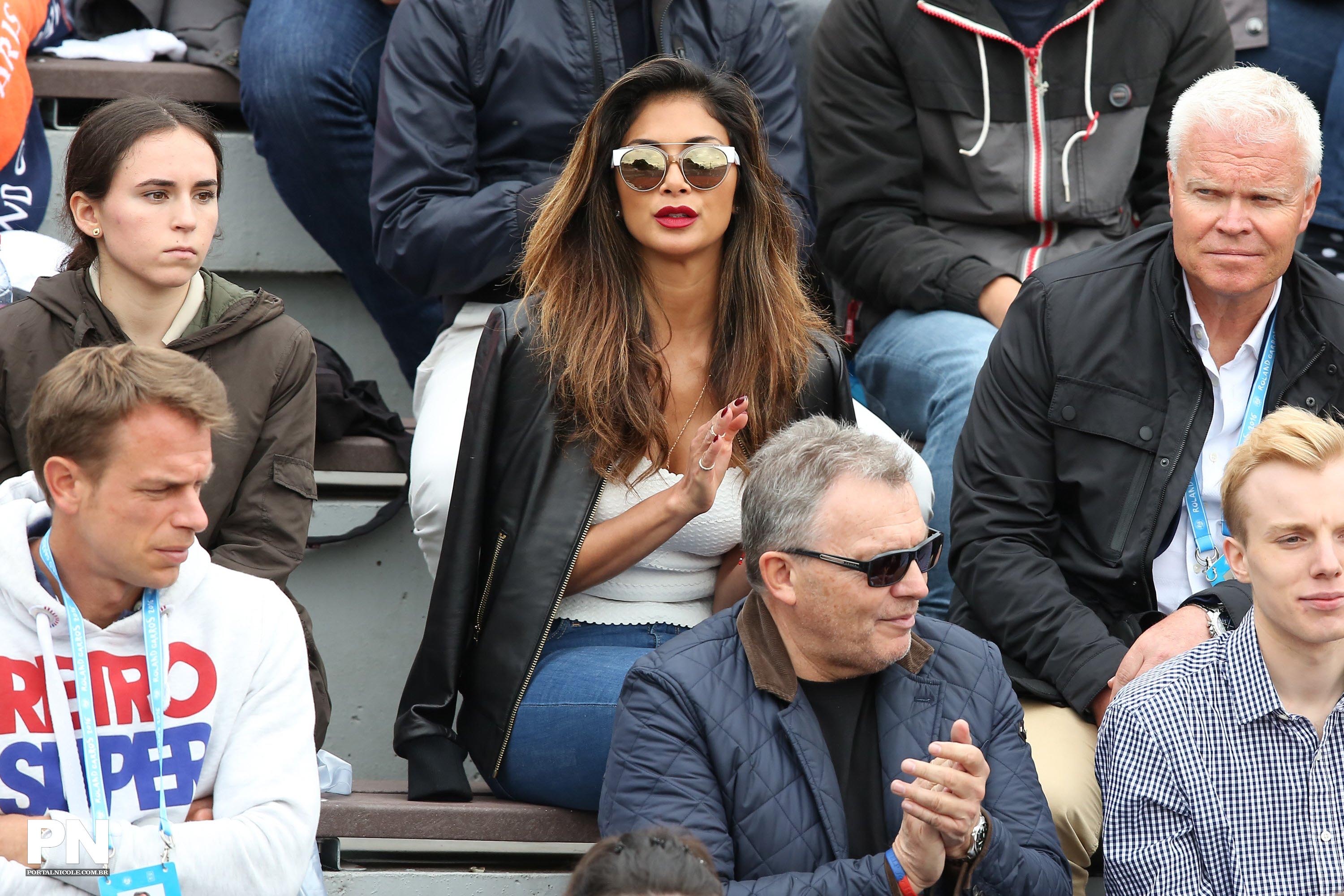 Nicole Scherzinger watching a tenis game