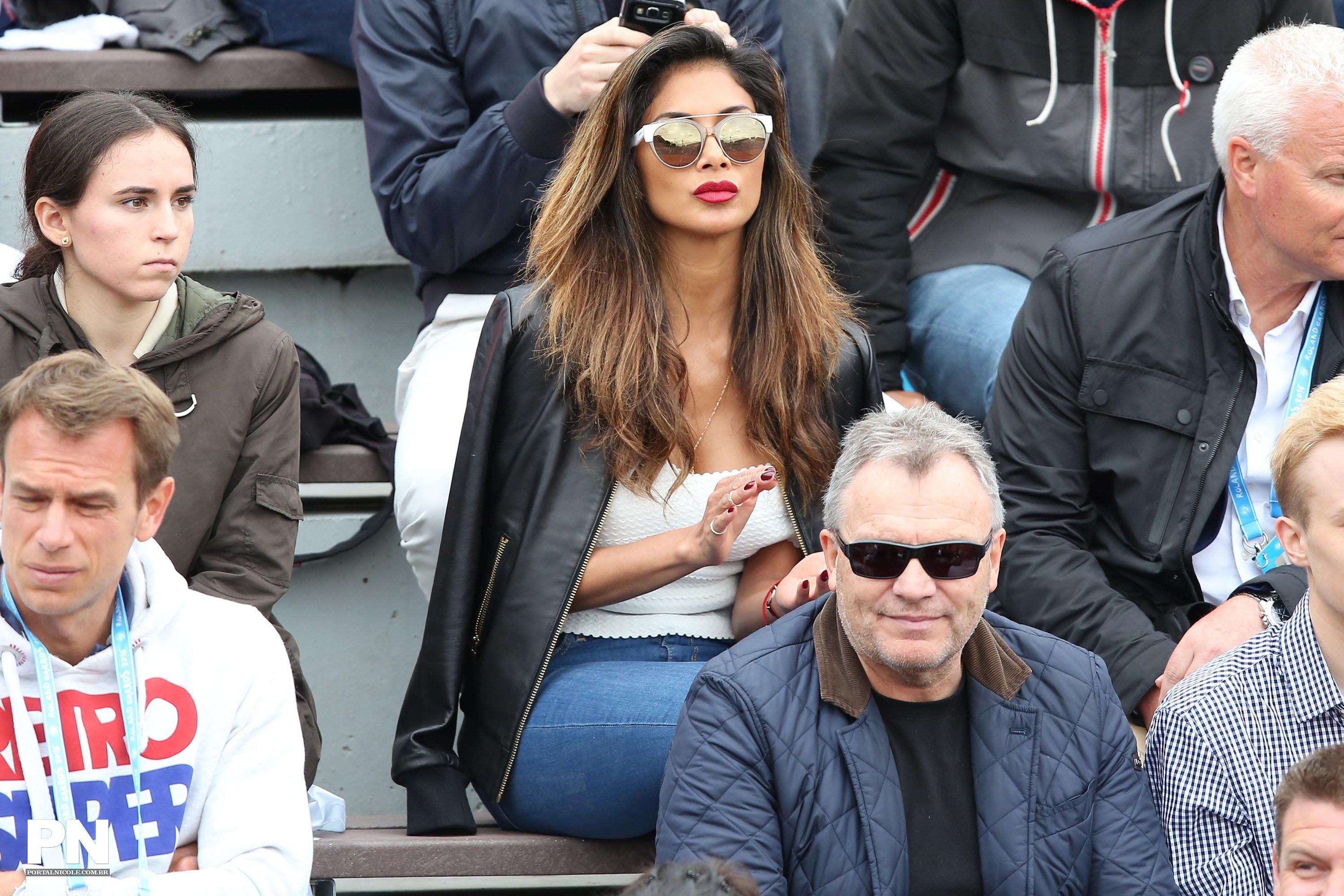 Nicole Scherzinger watching a tenis game