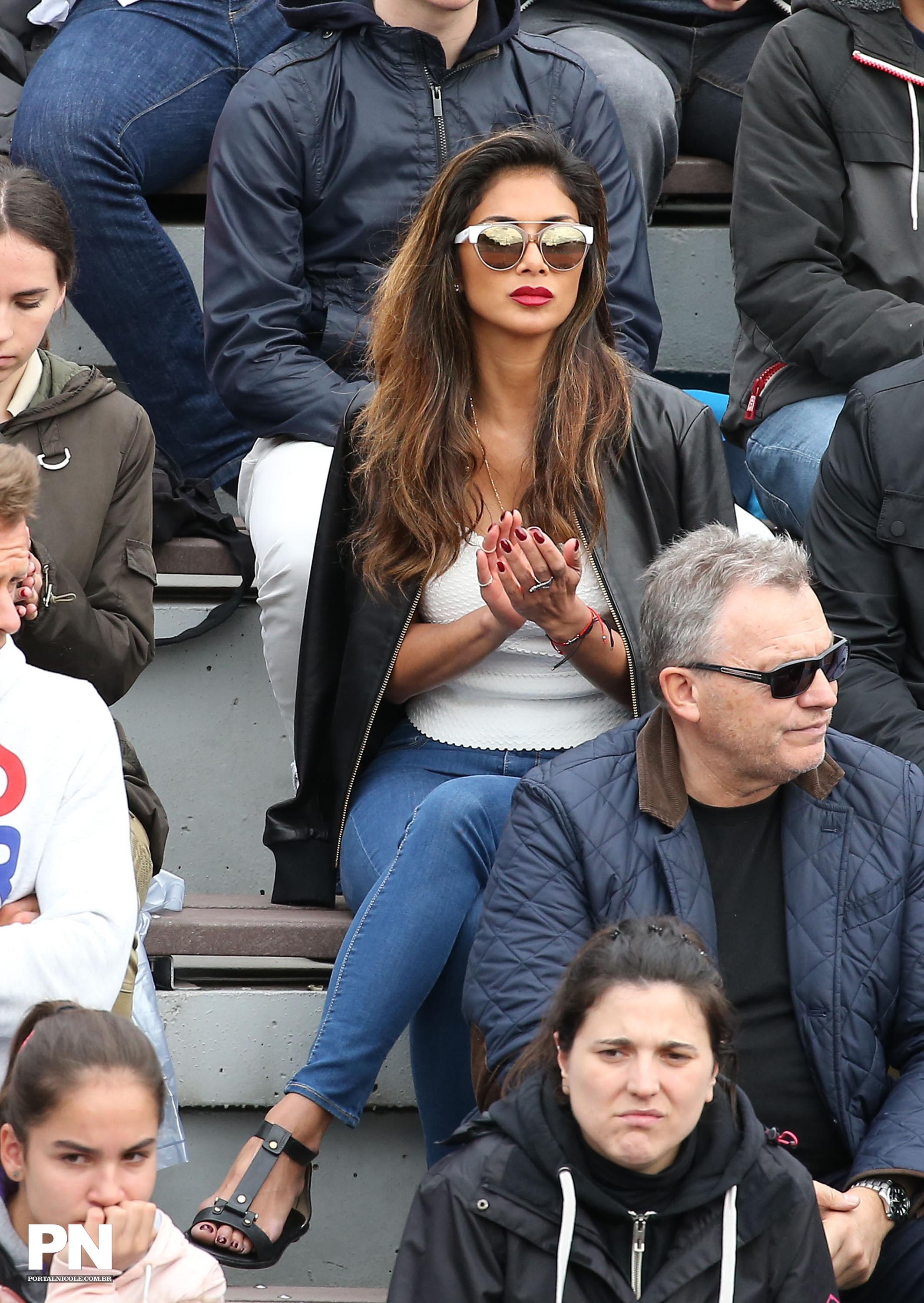 Nicole Scherzinger watching a tenis game