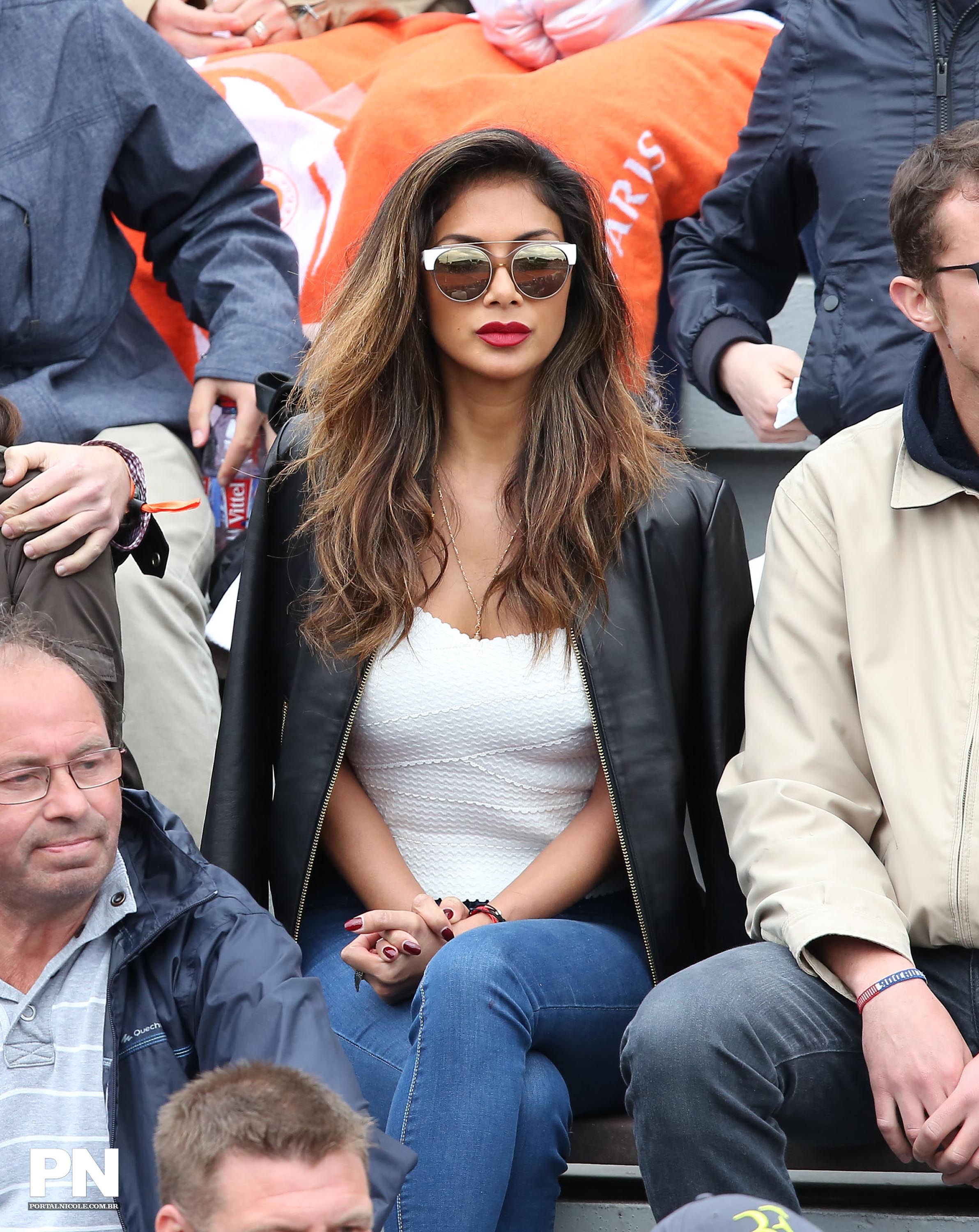 Nicole Scherzinger watching a tenis game