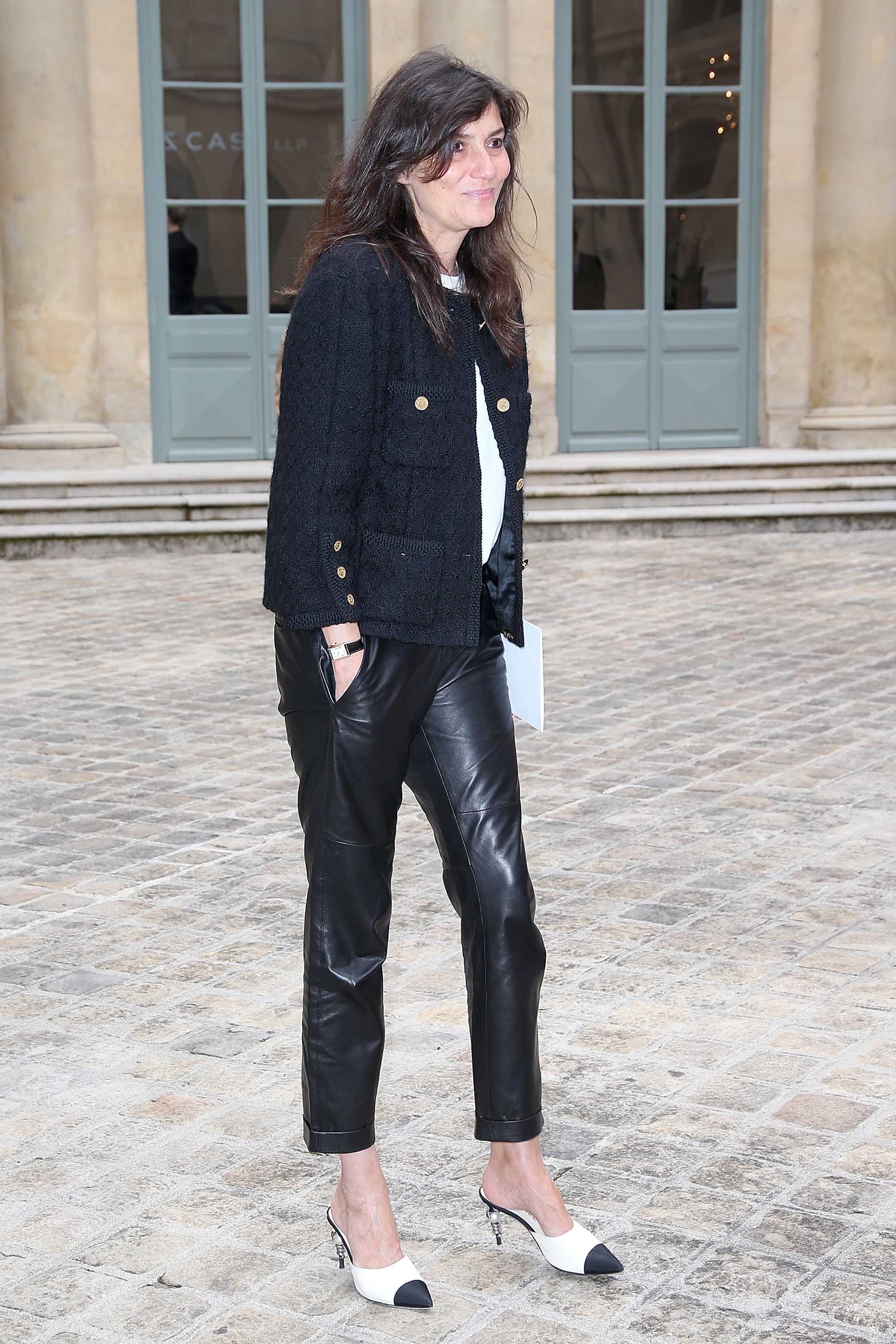 Emmanuelle Alt arrives at the Schiaparelli Haute Couture FW show