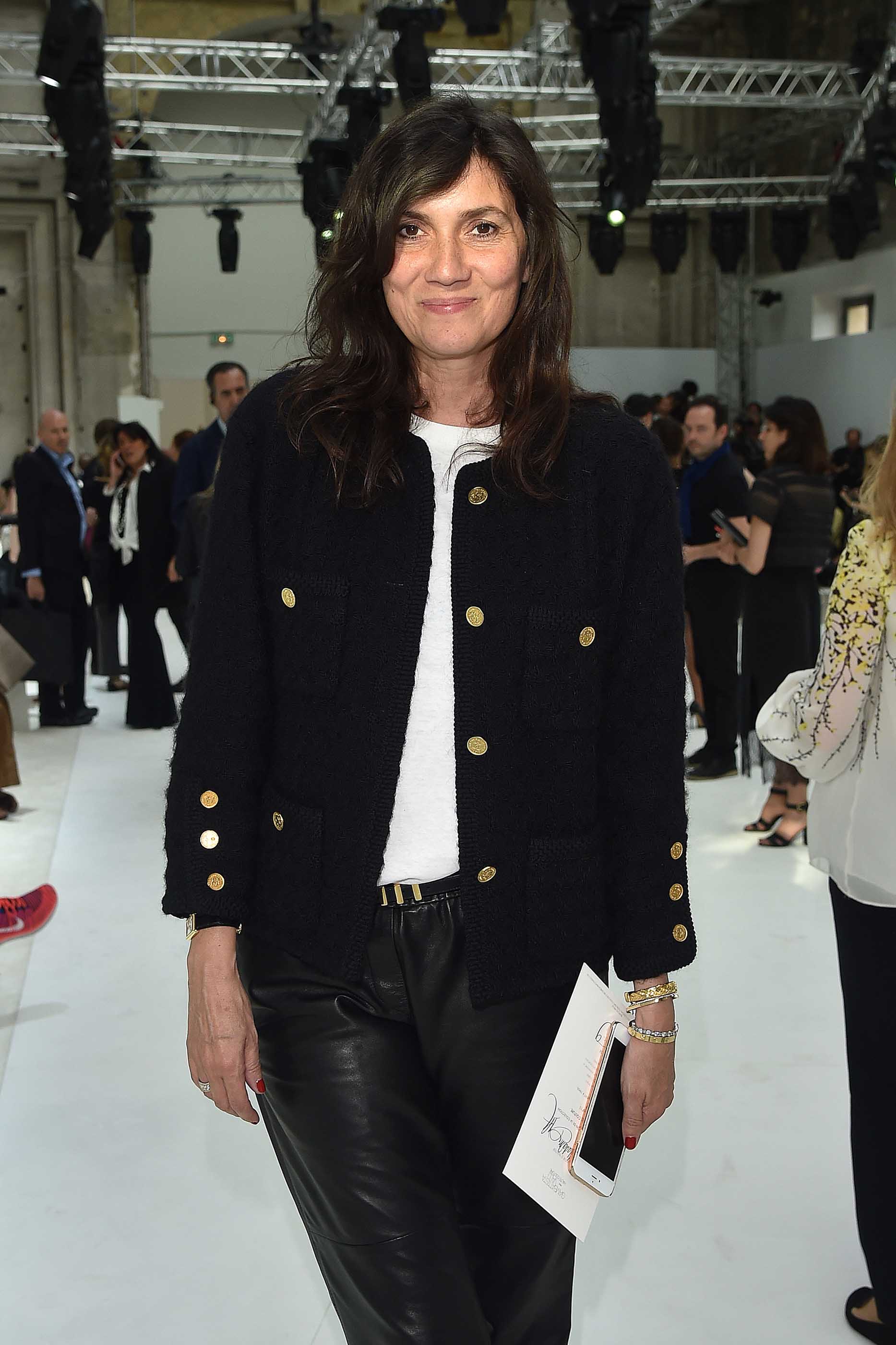 Emmanuelle Alt arrives at the Schiaparelli Haute Couture FW show