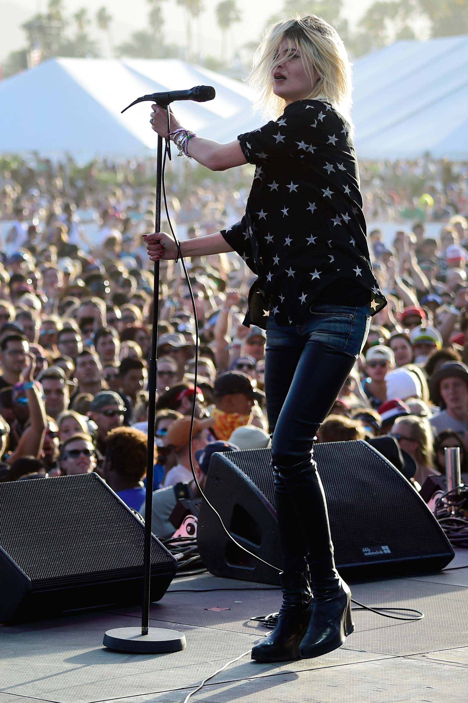 Alison Mosshart performs at the 2016 Park Live international music festival