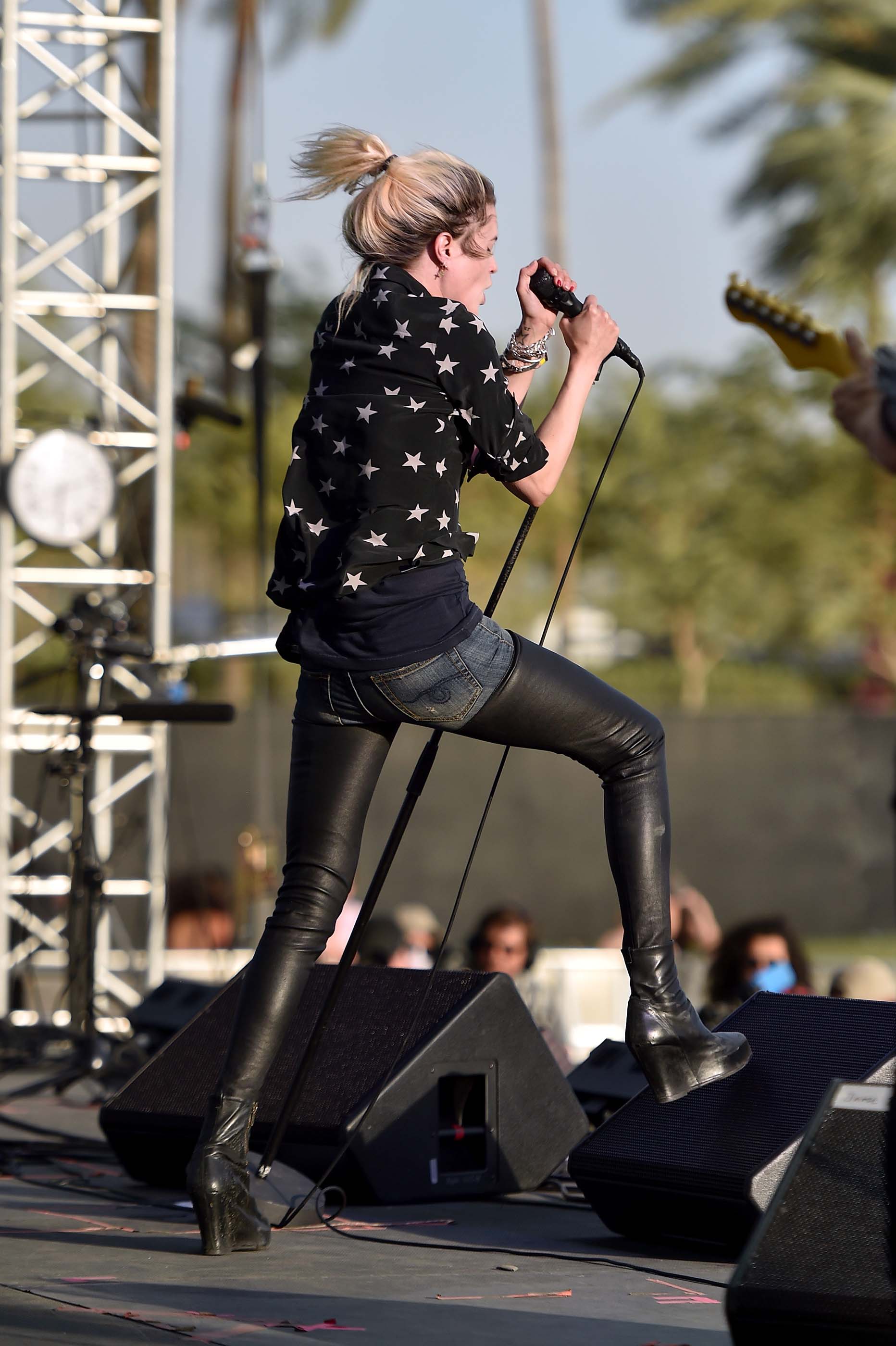 Alison Mosshart performs at the 2016 Park Live international music festival