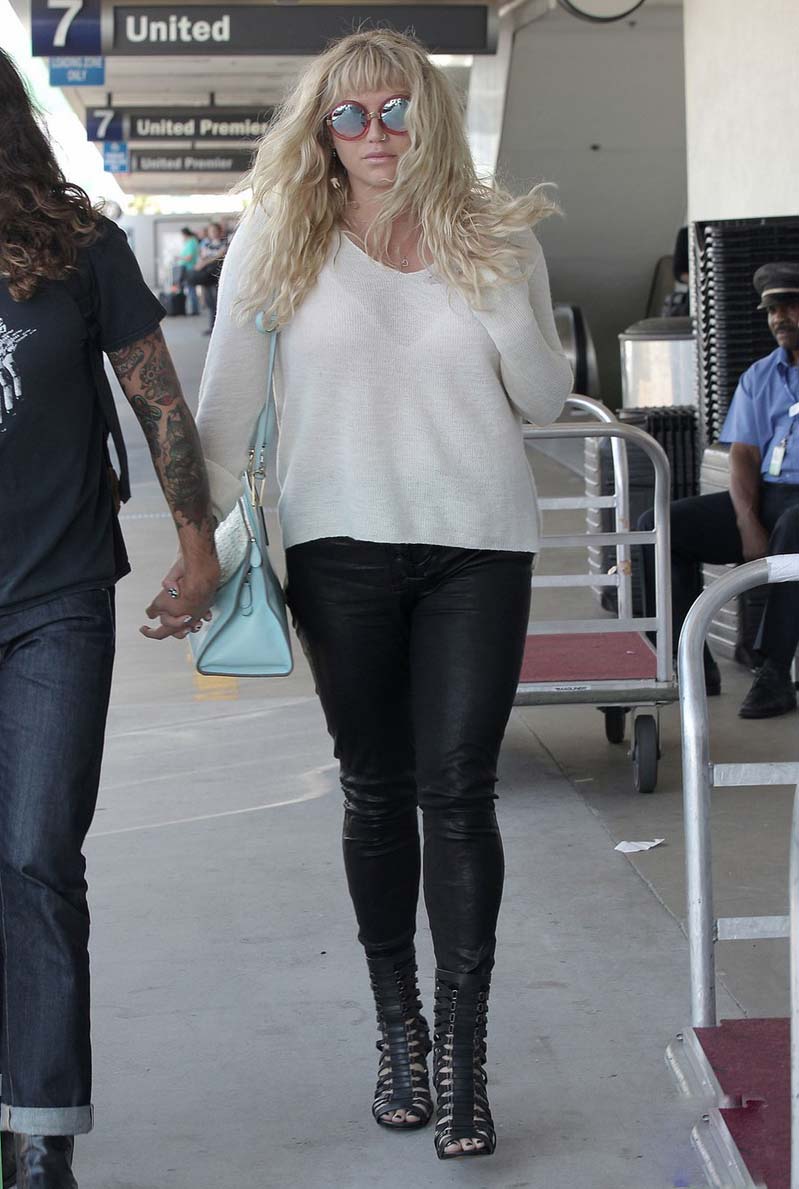 Kesha at LAX Airport