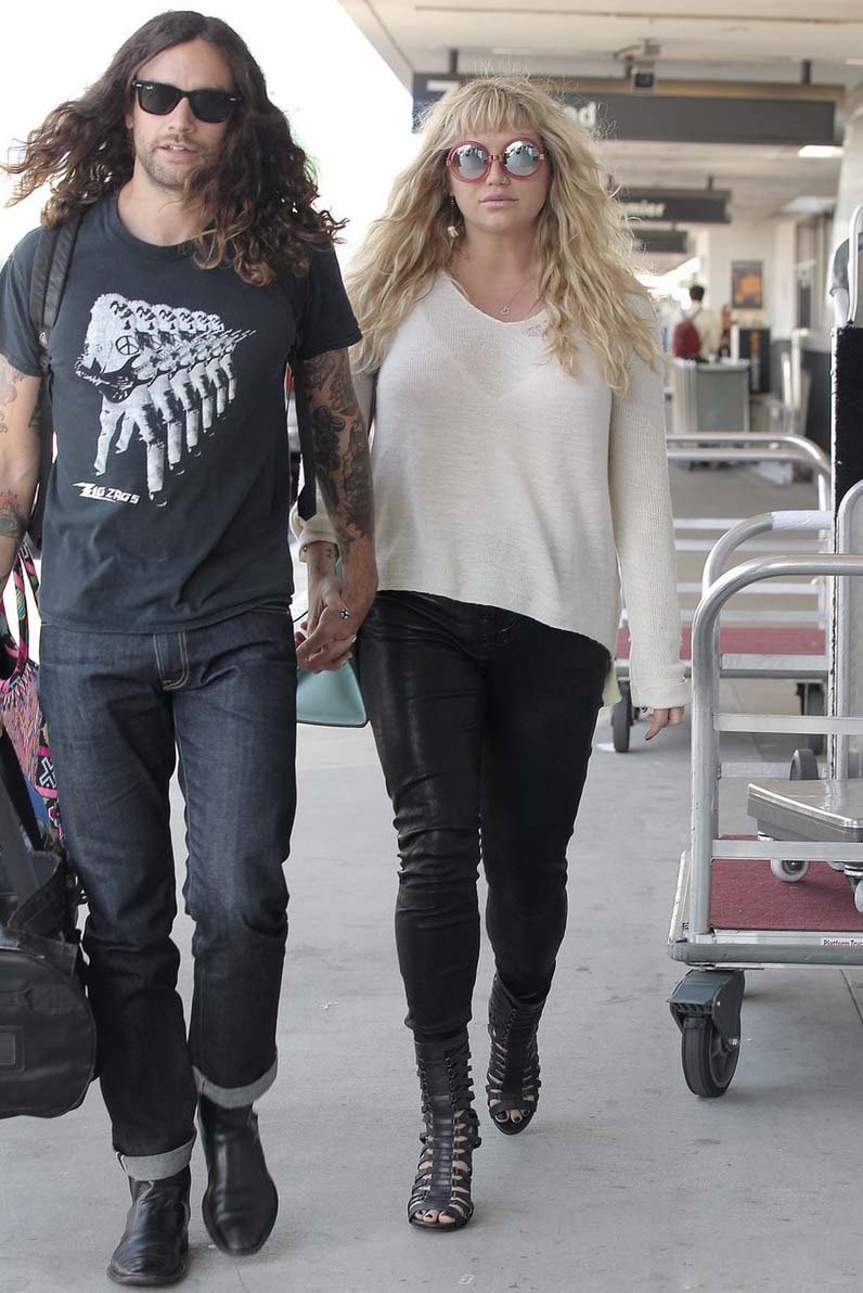 Kesha at LAX Airport