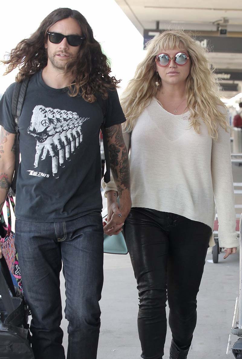 Kesha at LAX Airport