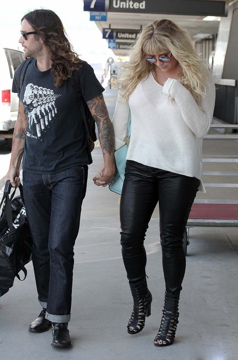 Kesha at LAX Airport