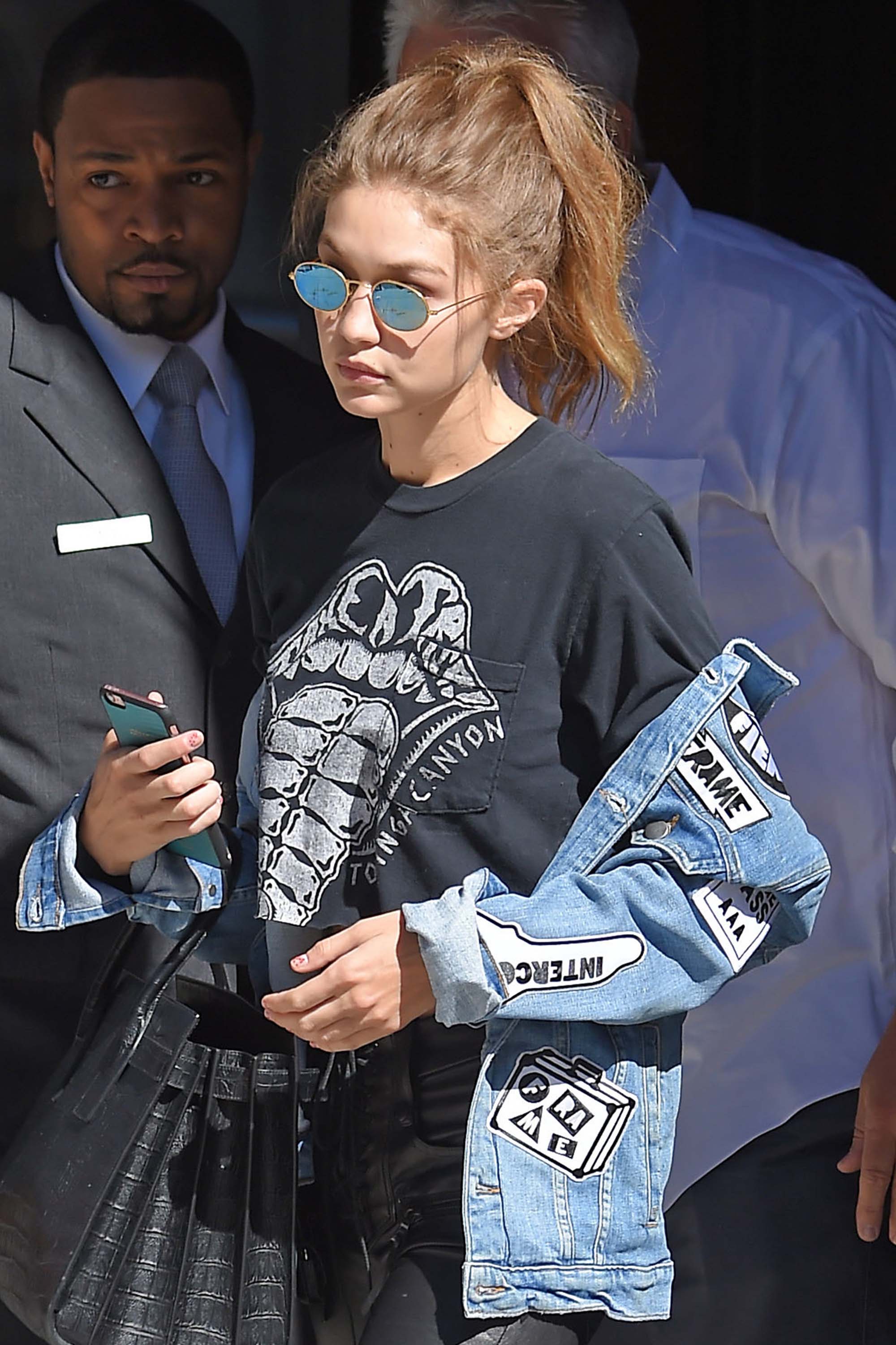 Gigi Hadid leaves Manhattan apartment