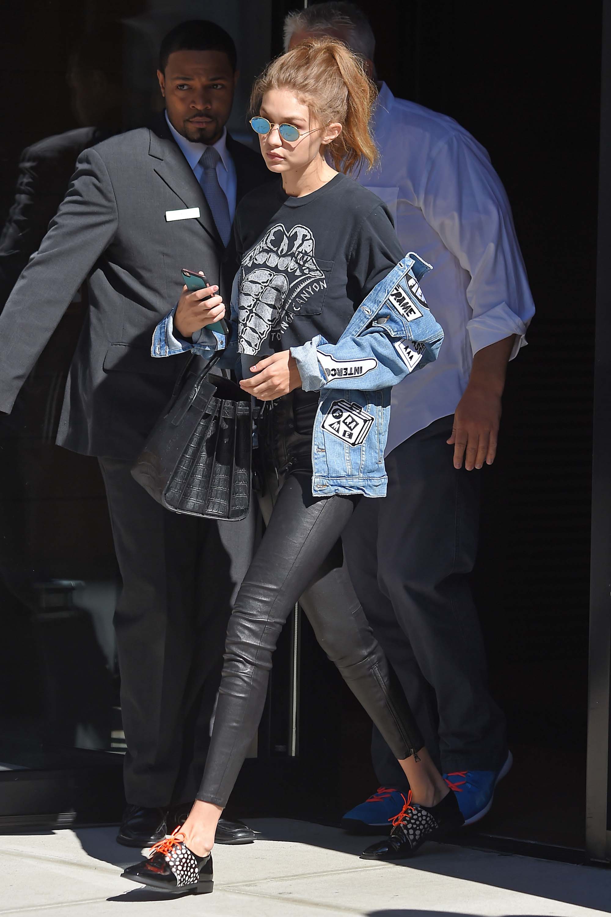 Gigi Hadid leaves Manhattan apartment