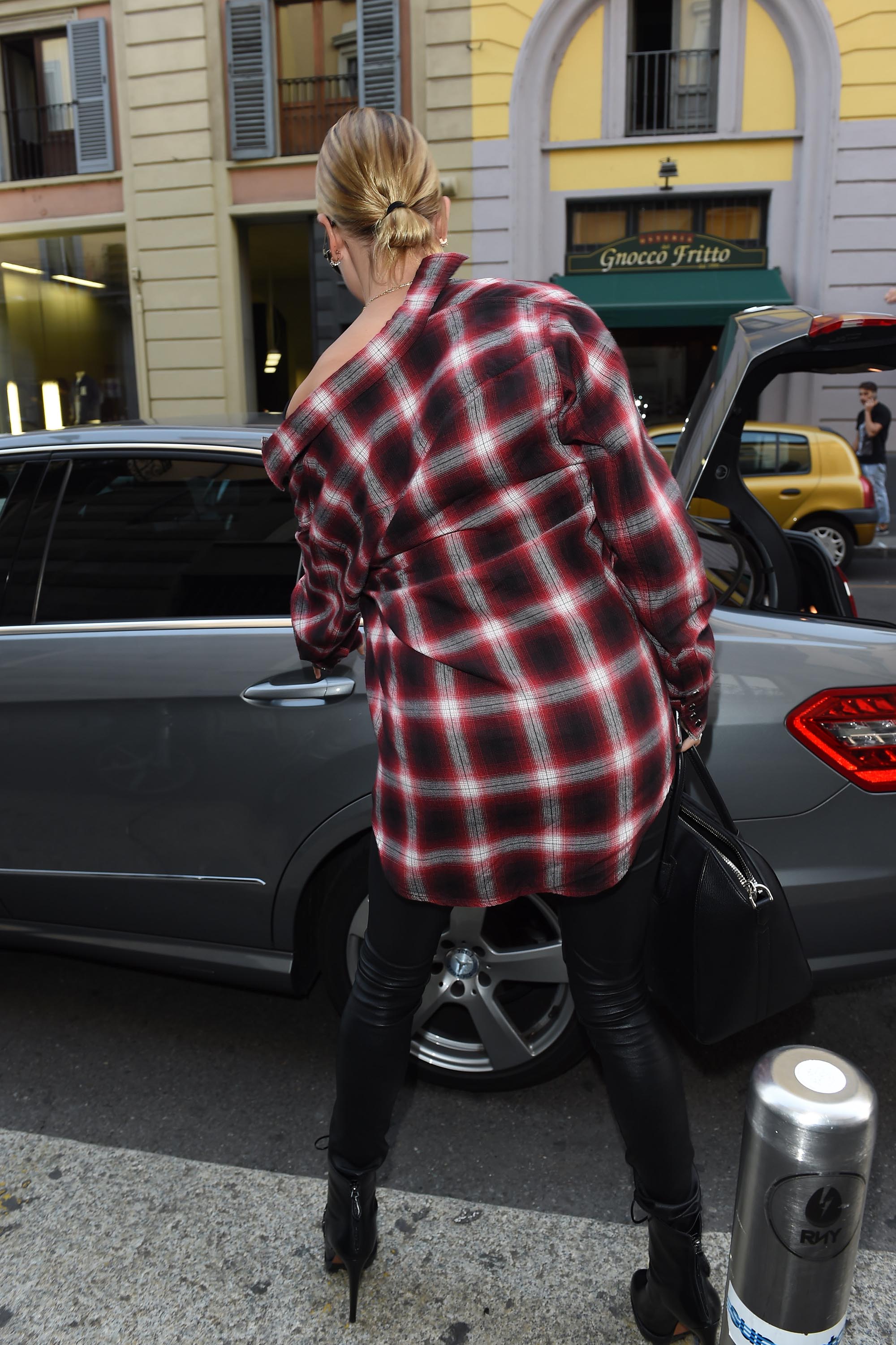 Hailey Baldwin shopping in Milan