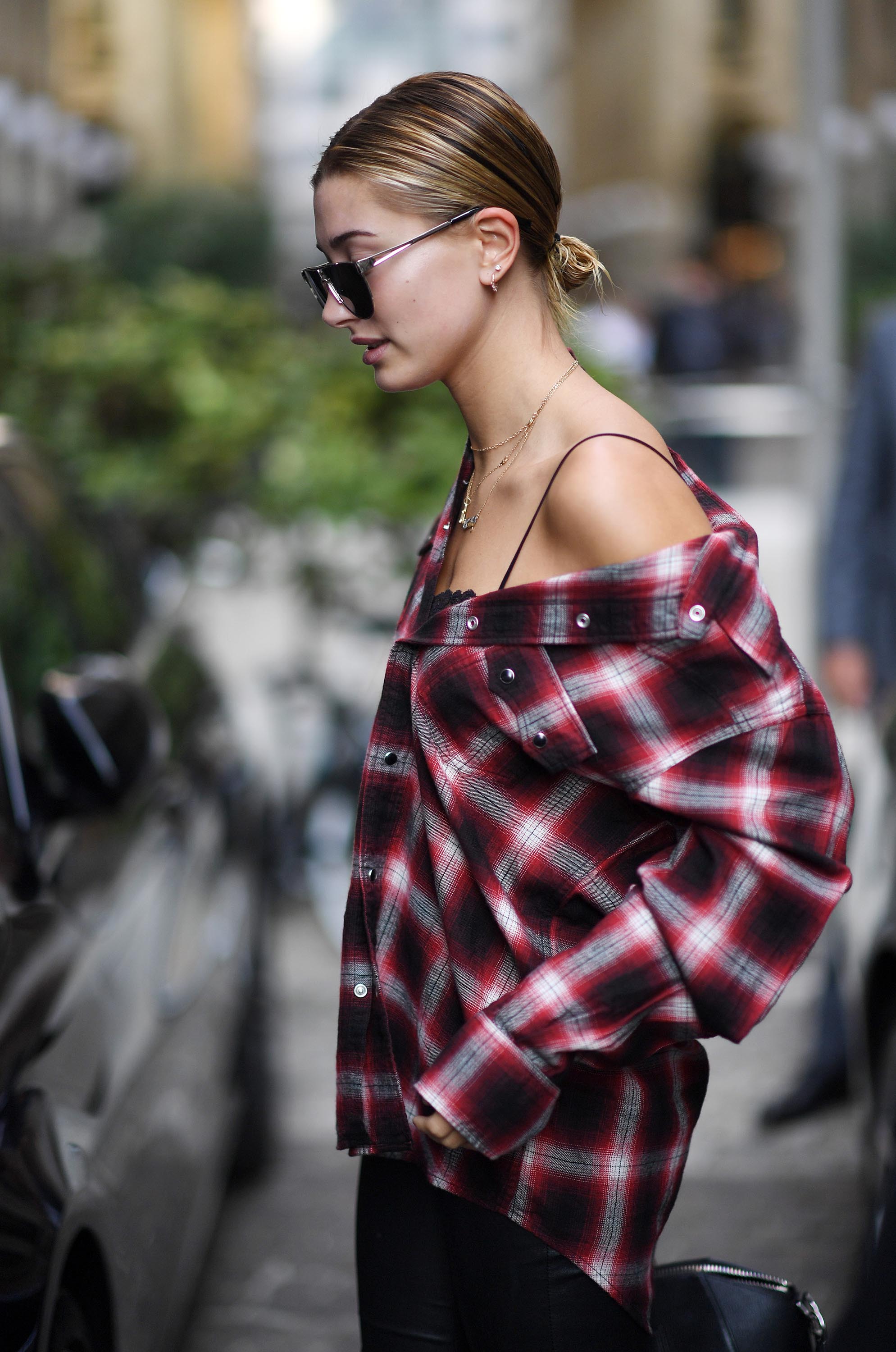 Hailey Baldwin shopping in Milan