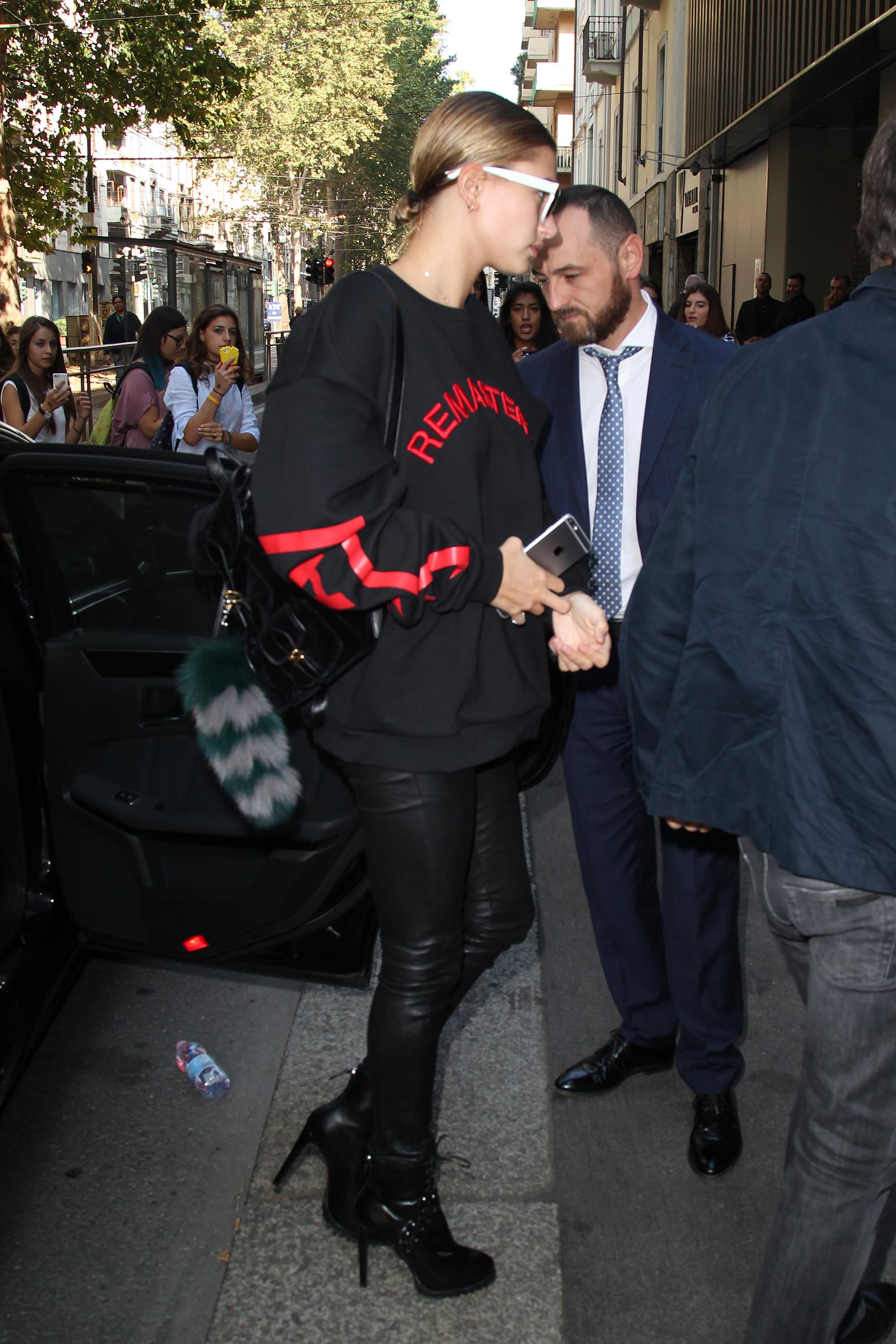 Hailey Baldwin arriving at a Fashion Show in Milan