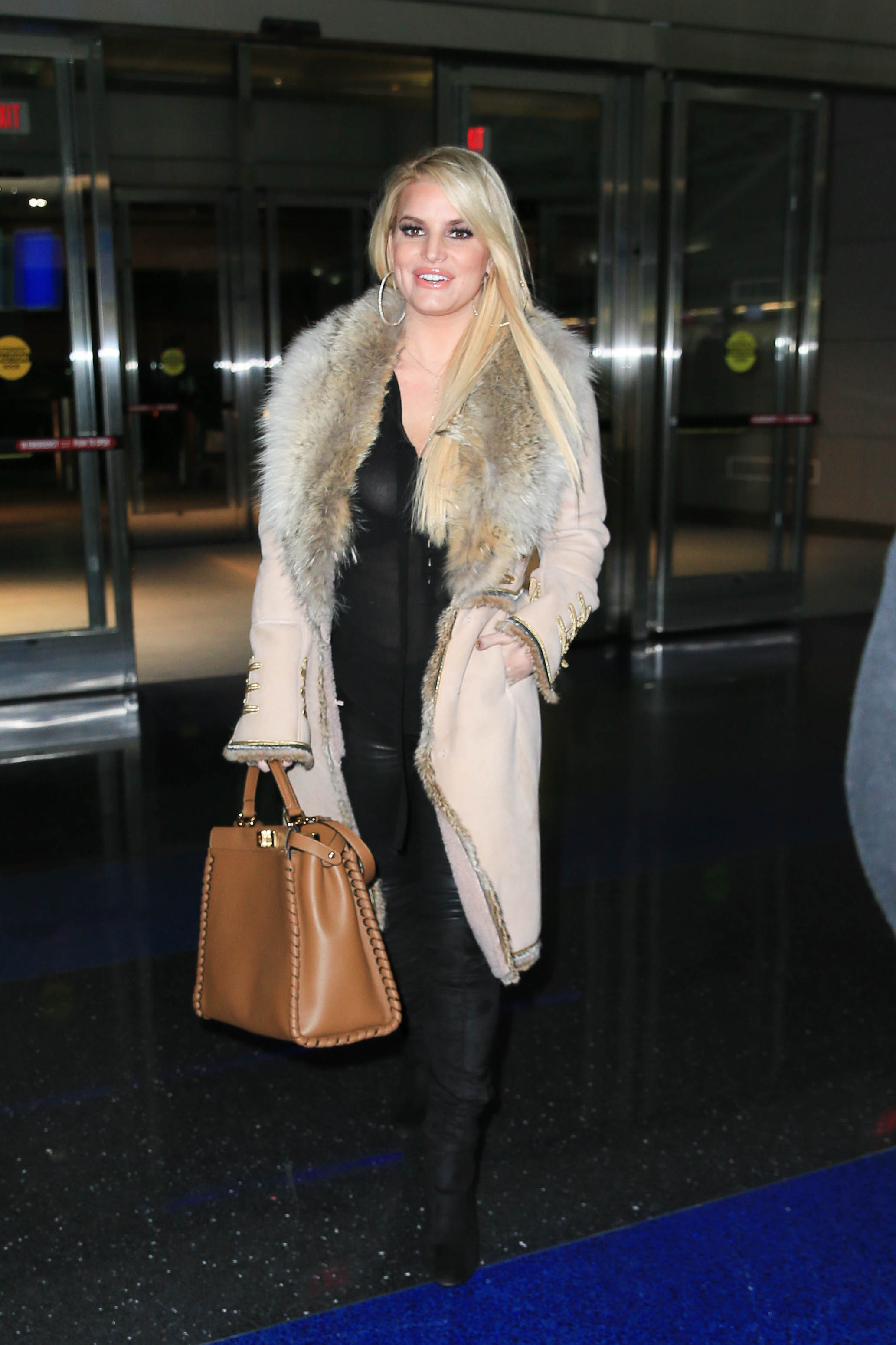 Jessica Simpson leaving Rosa Mexicano restaurant