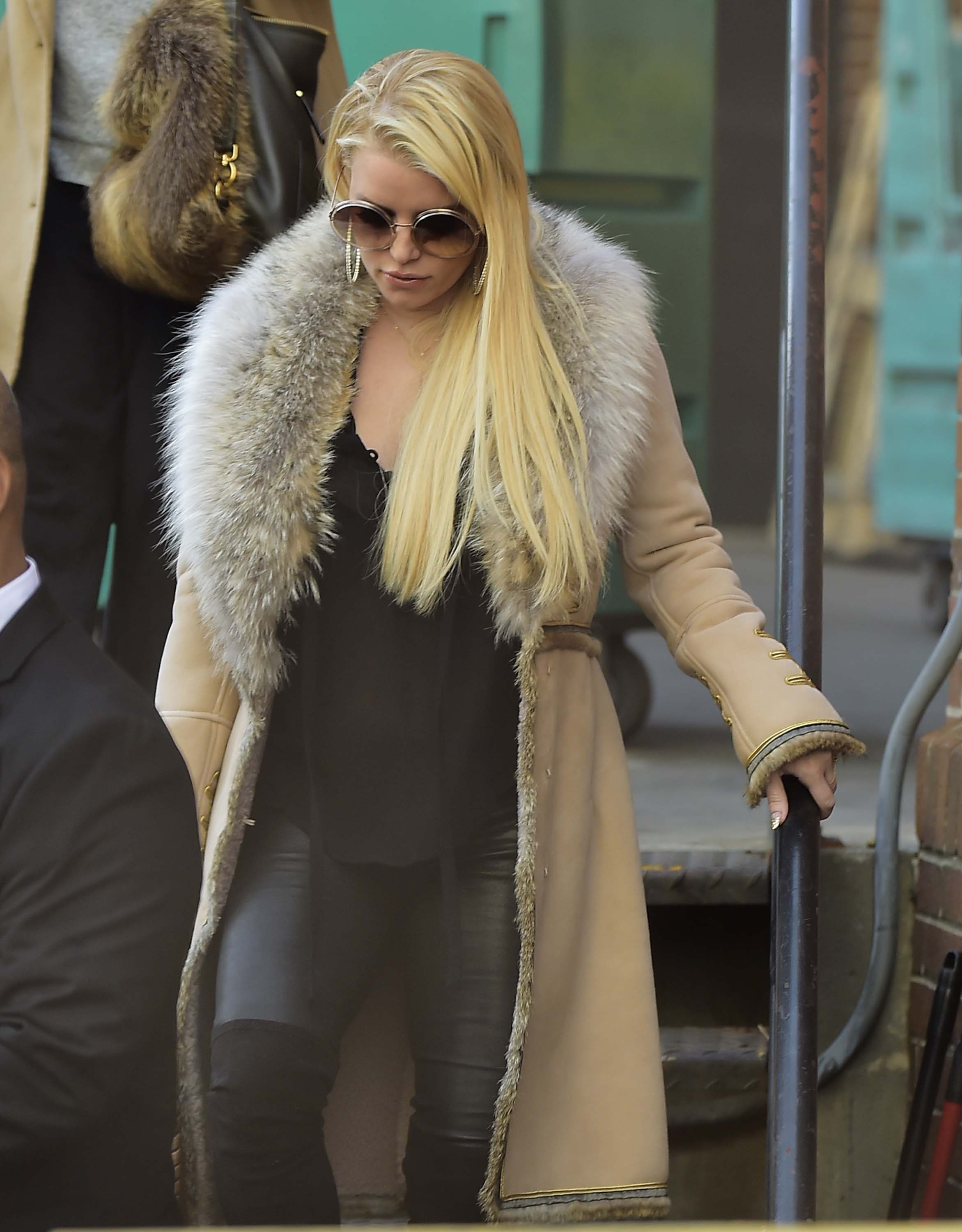 Jessica Simpson leaving Rosa Mexicano restaurant