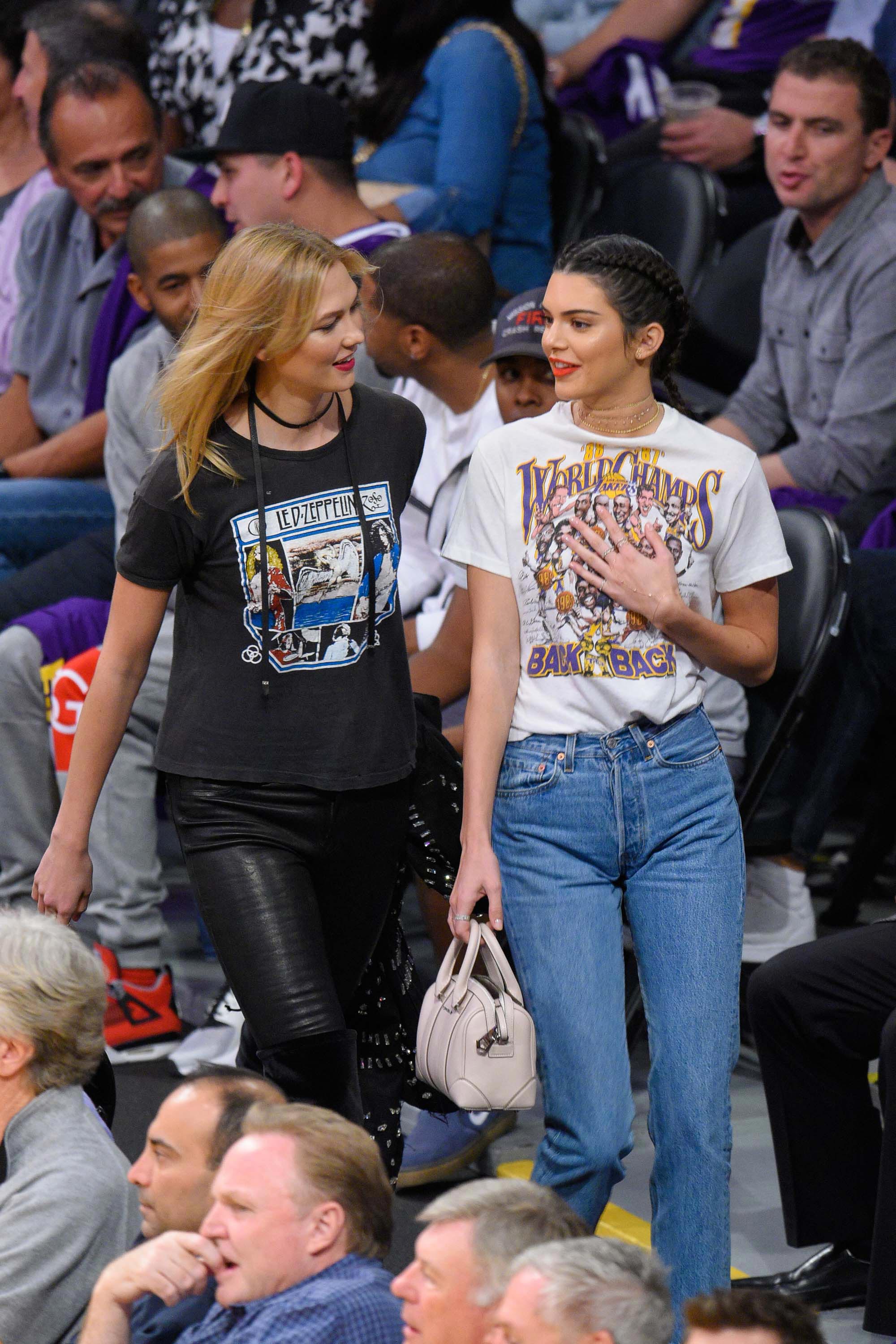 Karlie Kloss attends a Los Angeles Lakers game