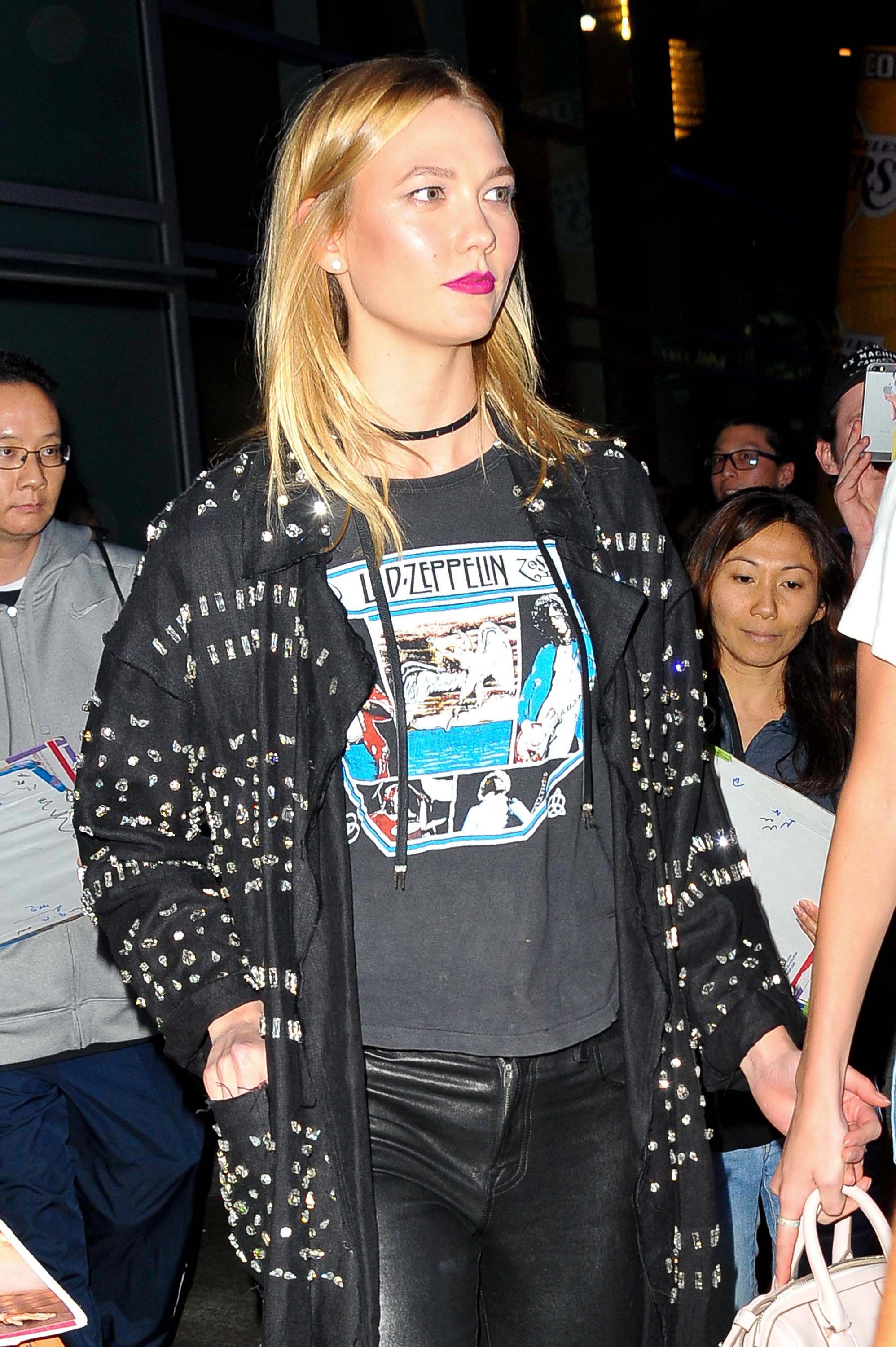 Karlie Kloss attends a Los Angeles Lakers game