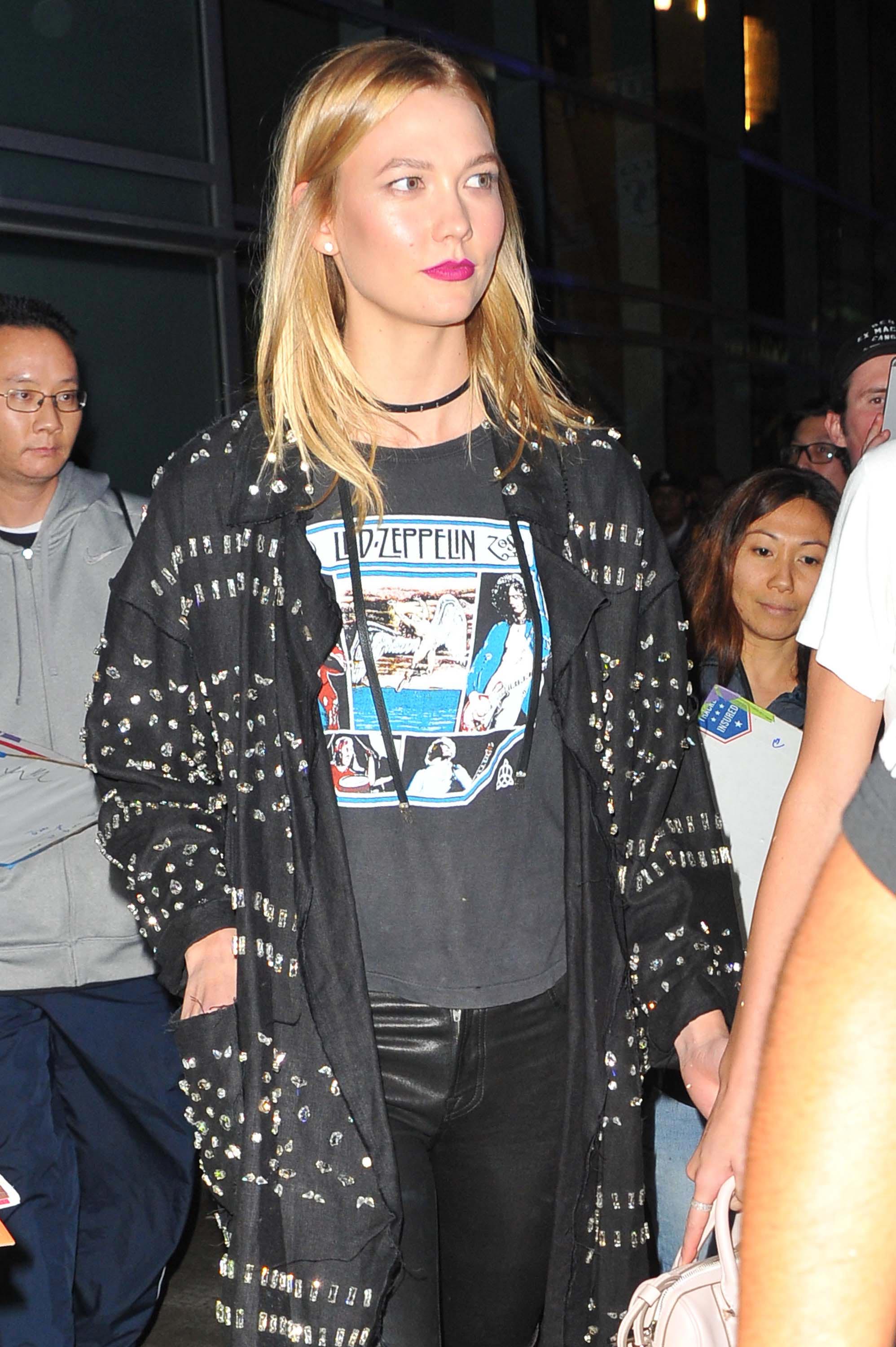 Karlie Kloss attends a Los Angeles Lakers game