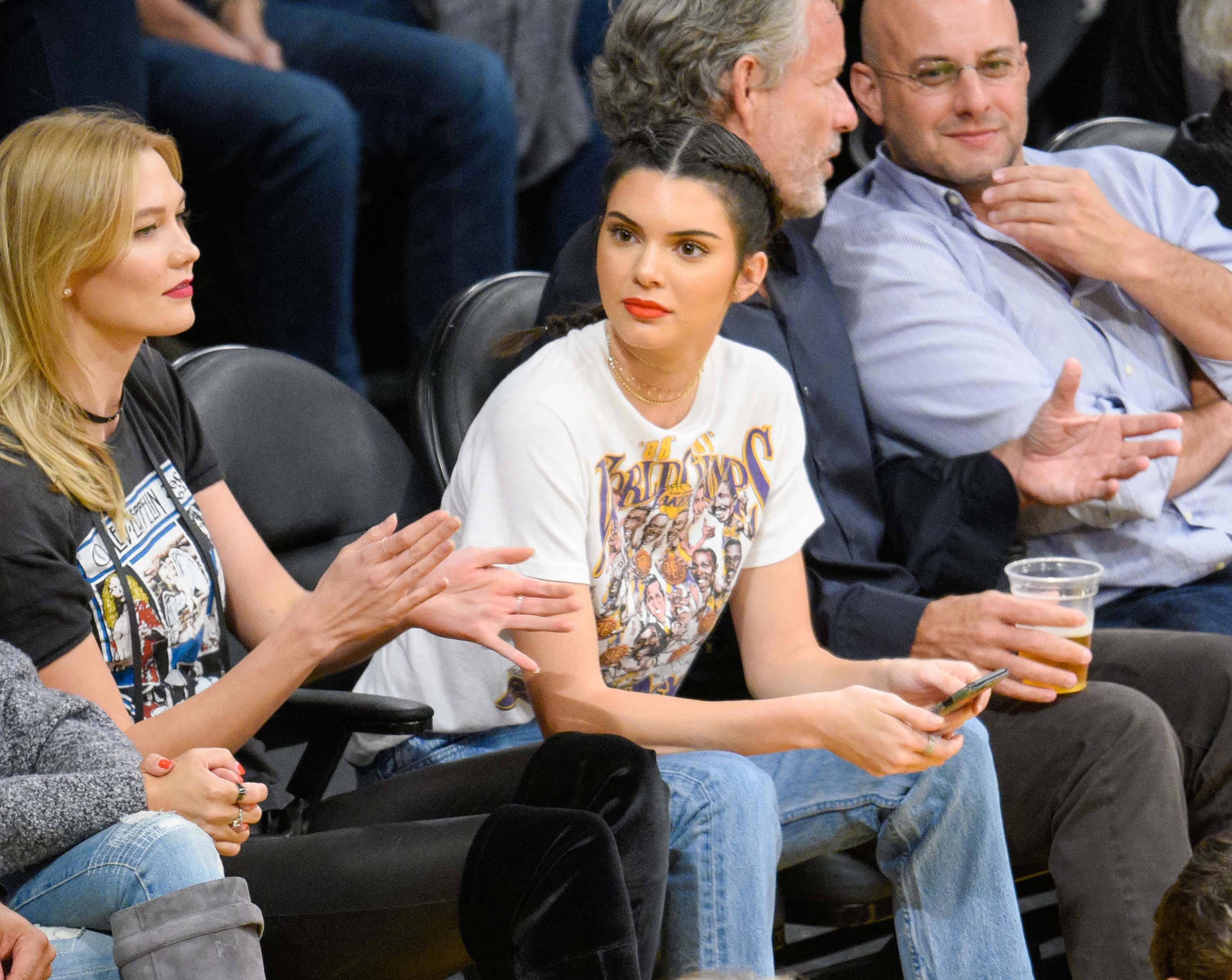 Karlie Kloss attends a Los Angeles Lakers game