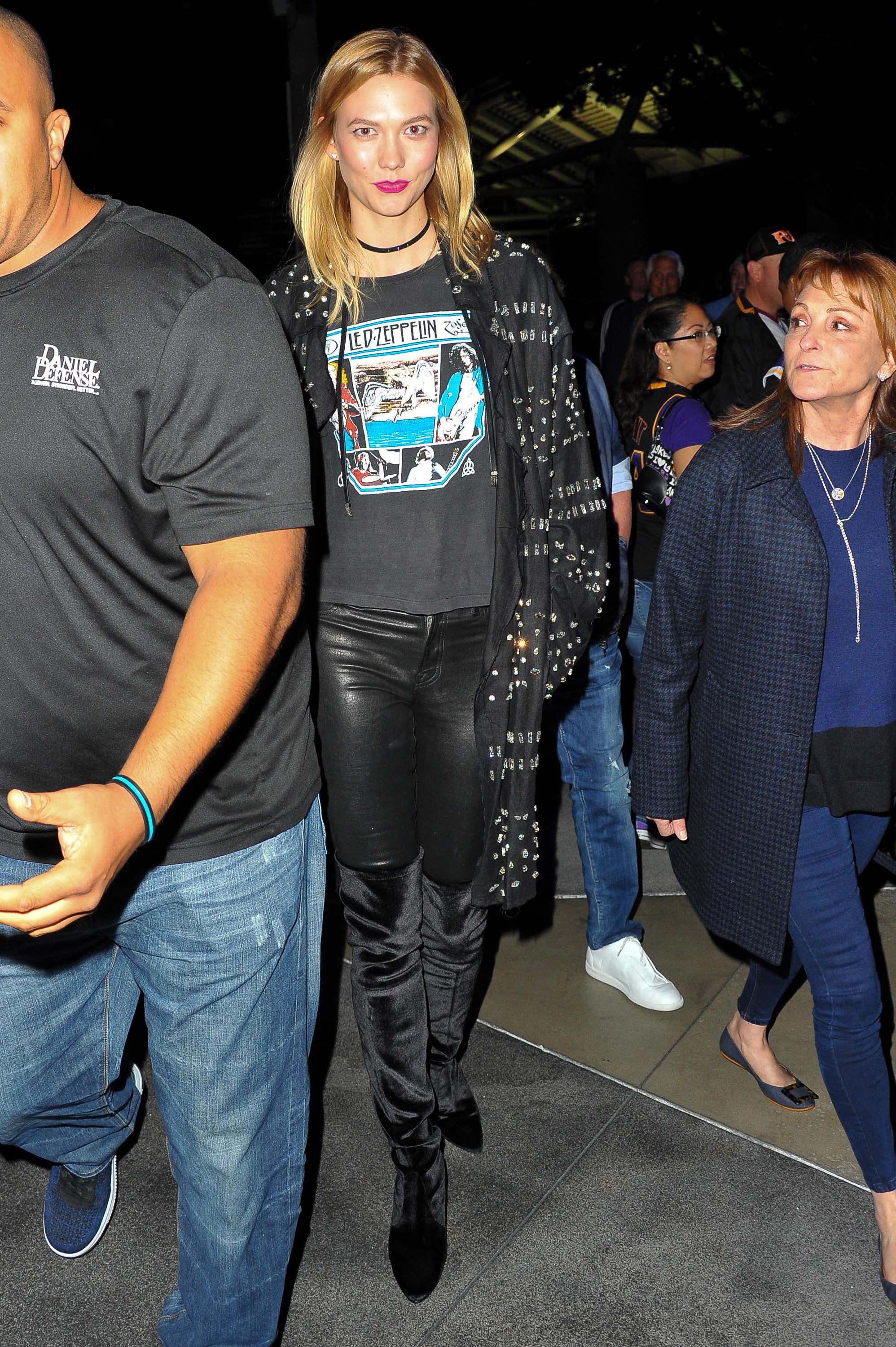 Karlie Kloss attends a Los Angeles Lakers game