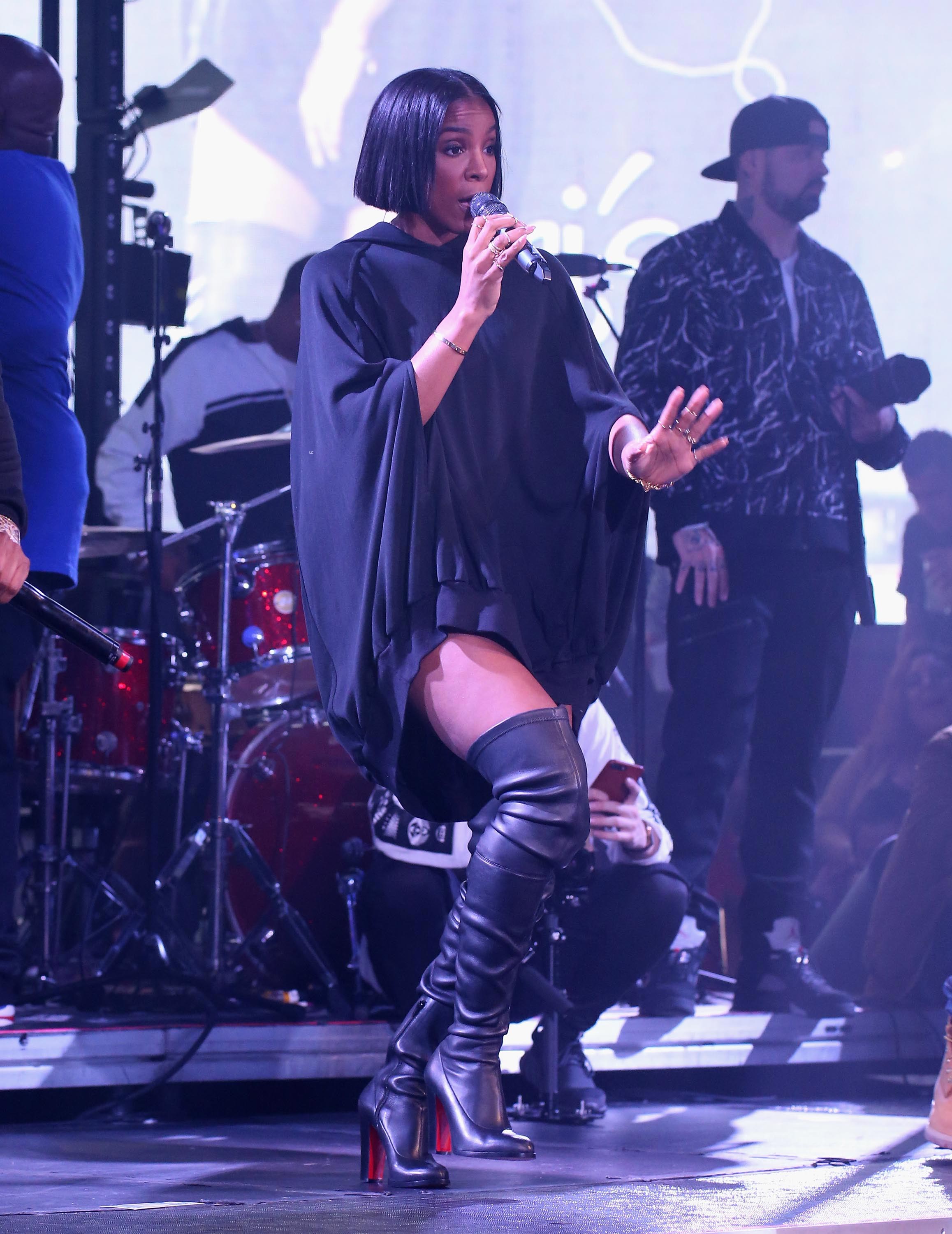 Kelly Rowland performs at Drai’s Beach Club