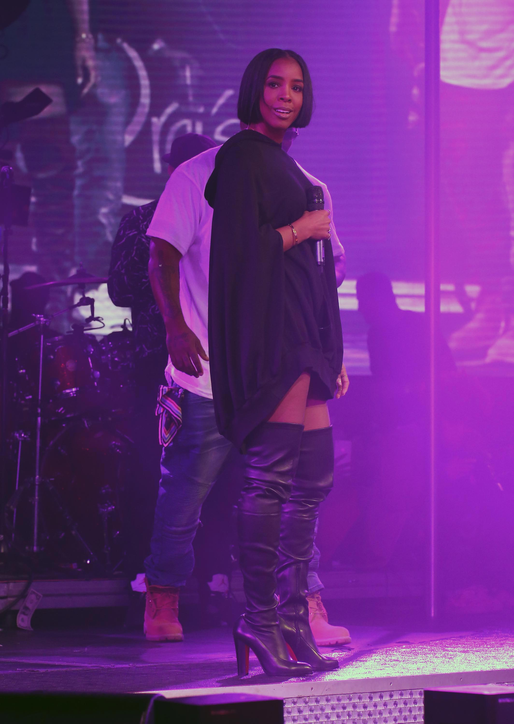 Kelly Rowland performs at Drai’s Beach Club