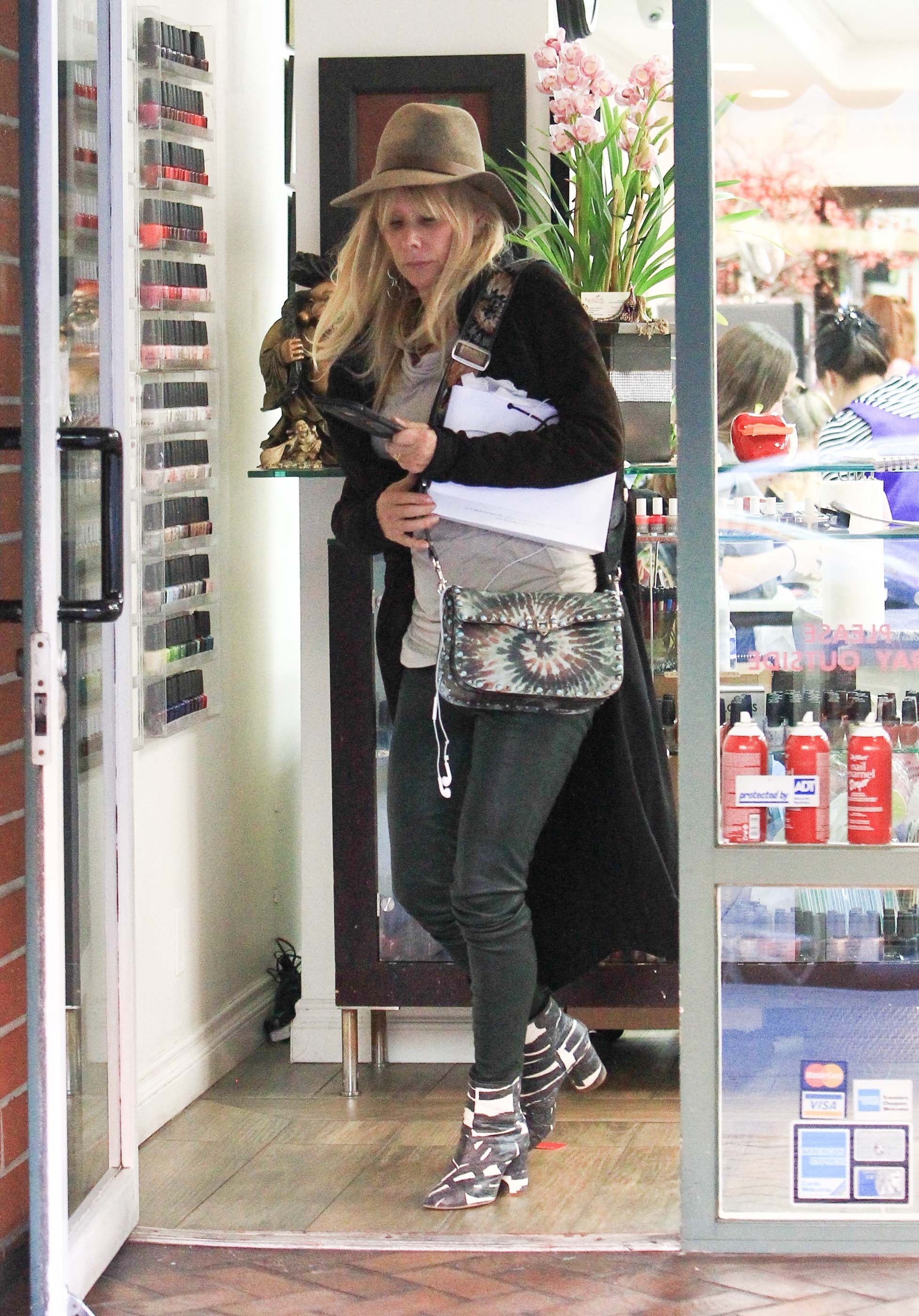 Rosanna Arquette leaves a nail salon