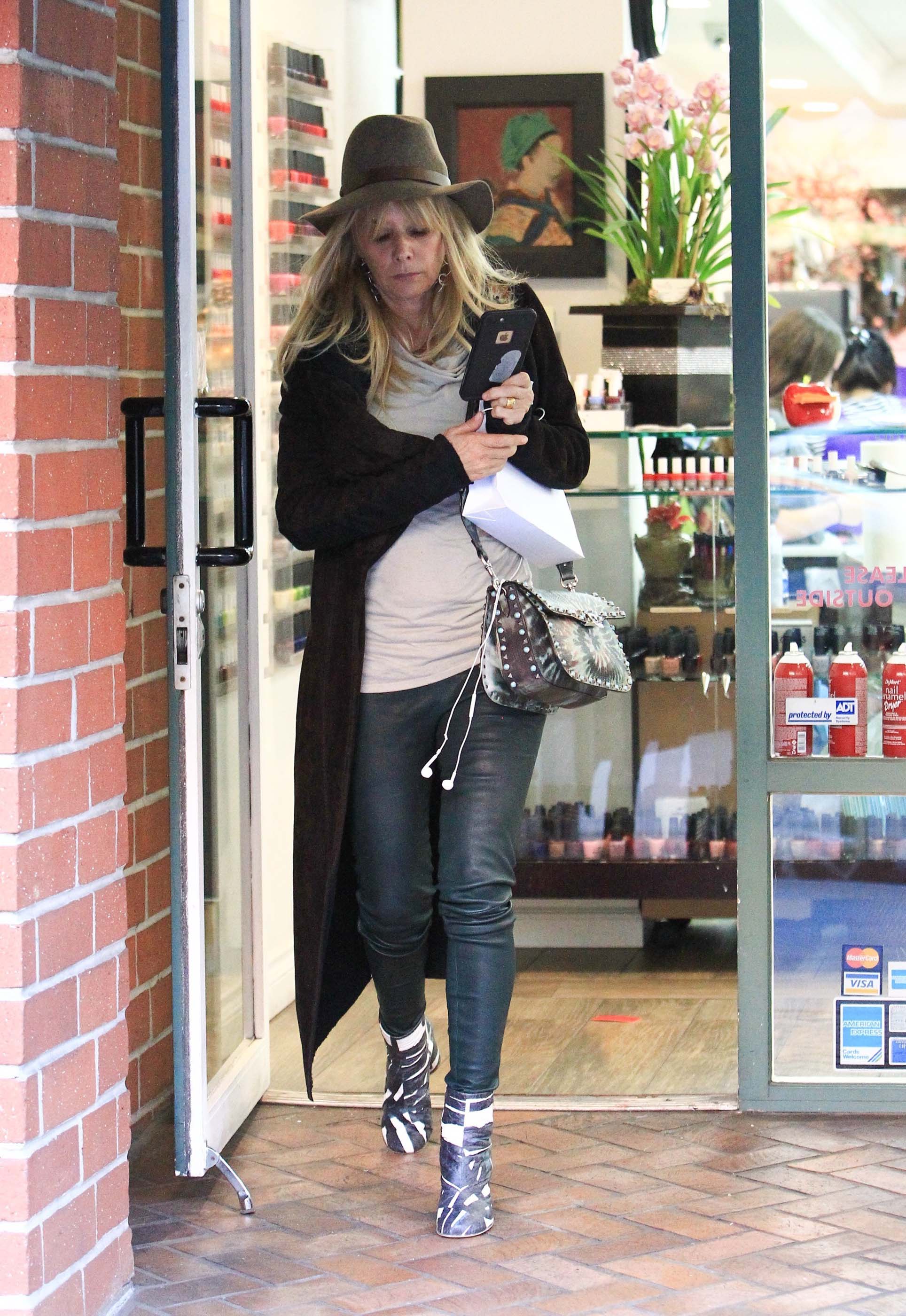 Rosanna Arquette leaves a nail salon