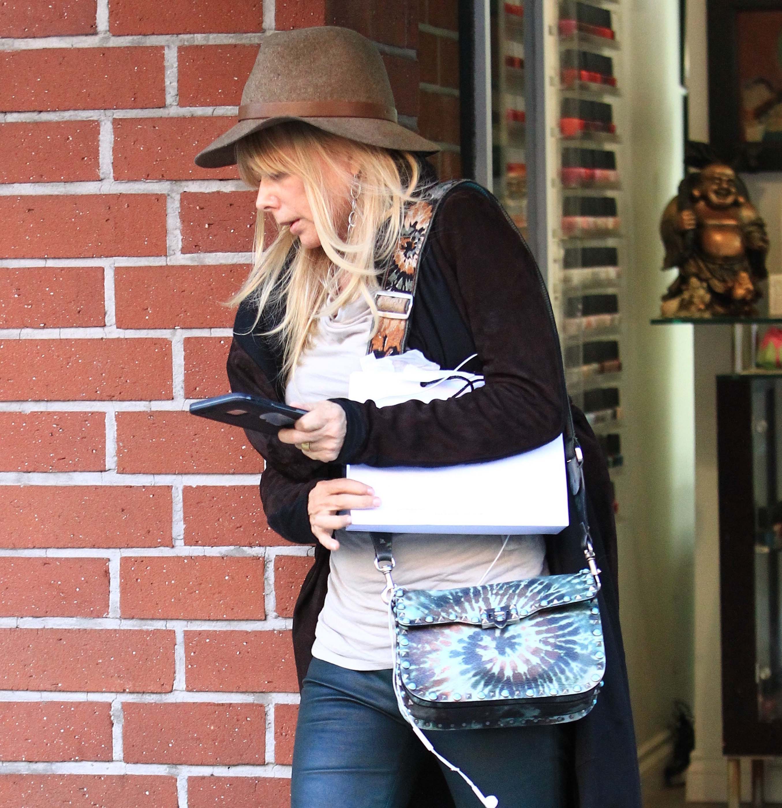 Rosanna Arquette leaves a nail salon