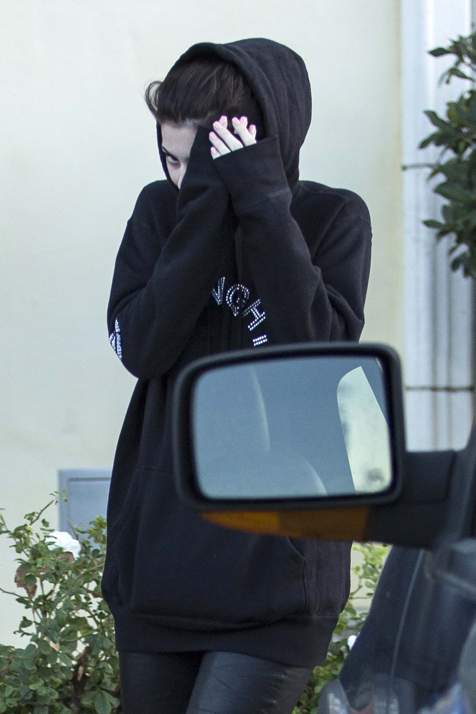 Kylie Jenner Covers her face after picking out jewelry