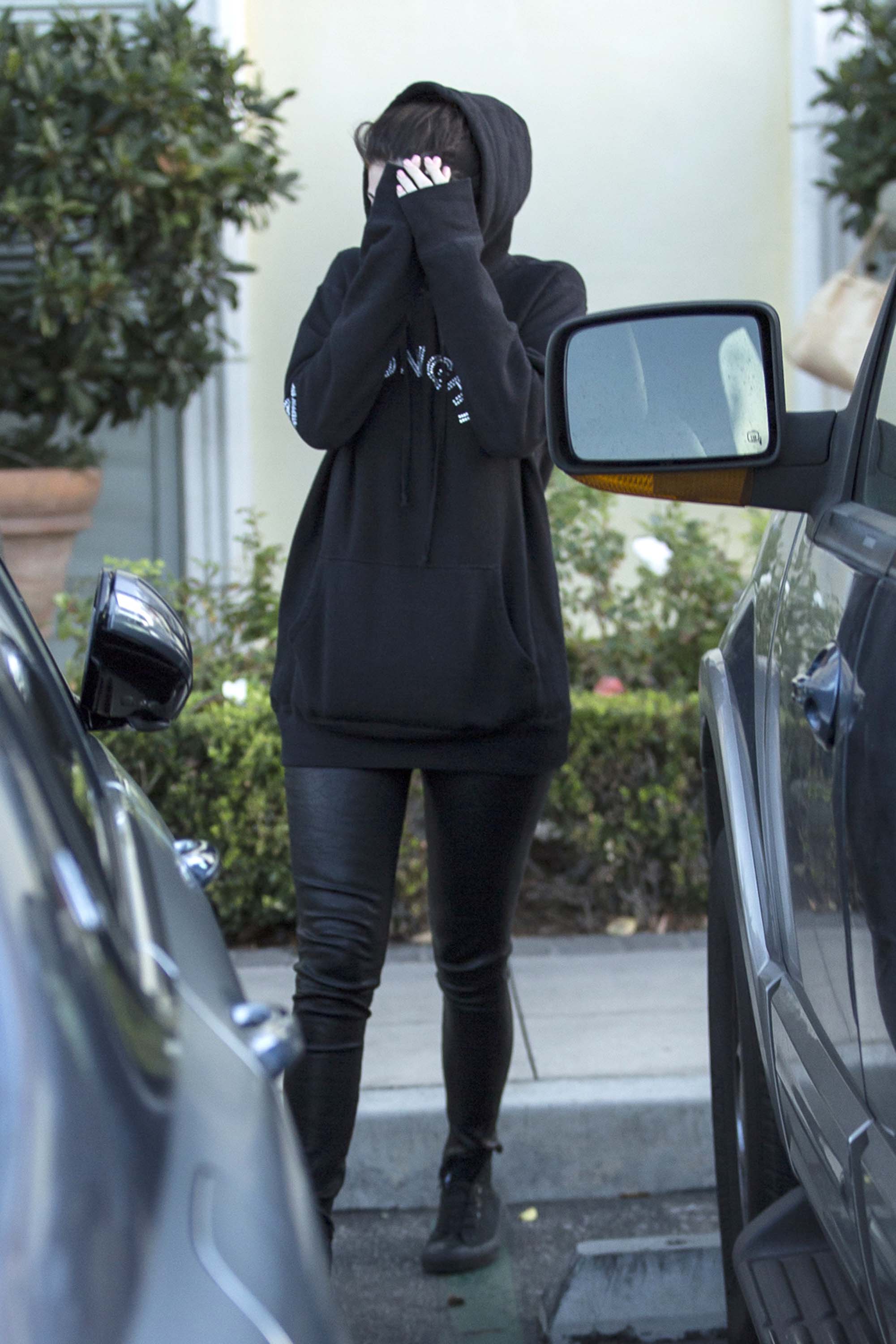 Kylie Jenner Covers her face after picking out jewelry