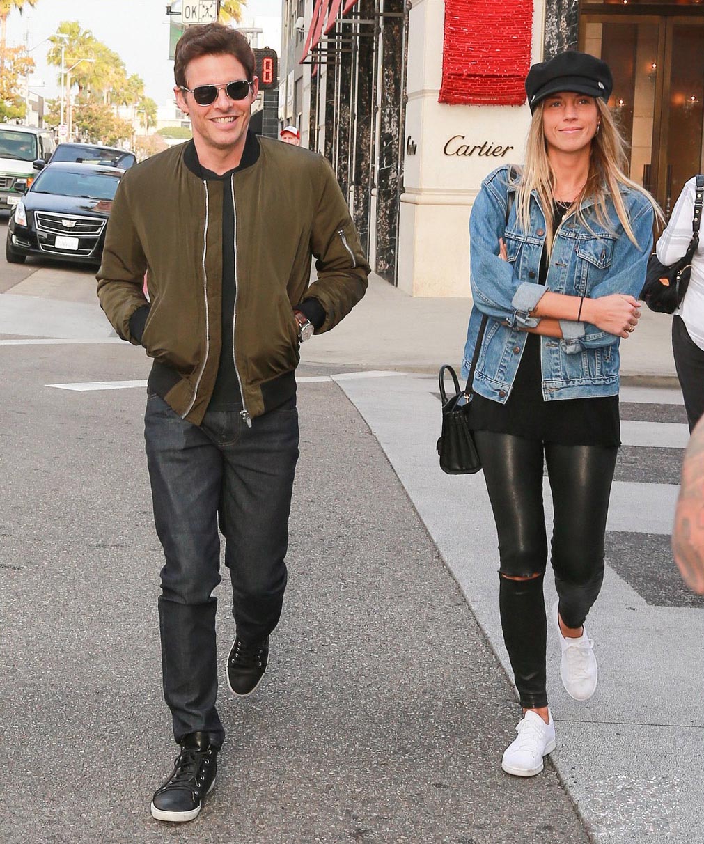 Edei was spotted shopping around town