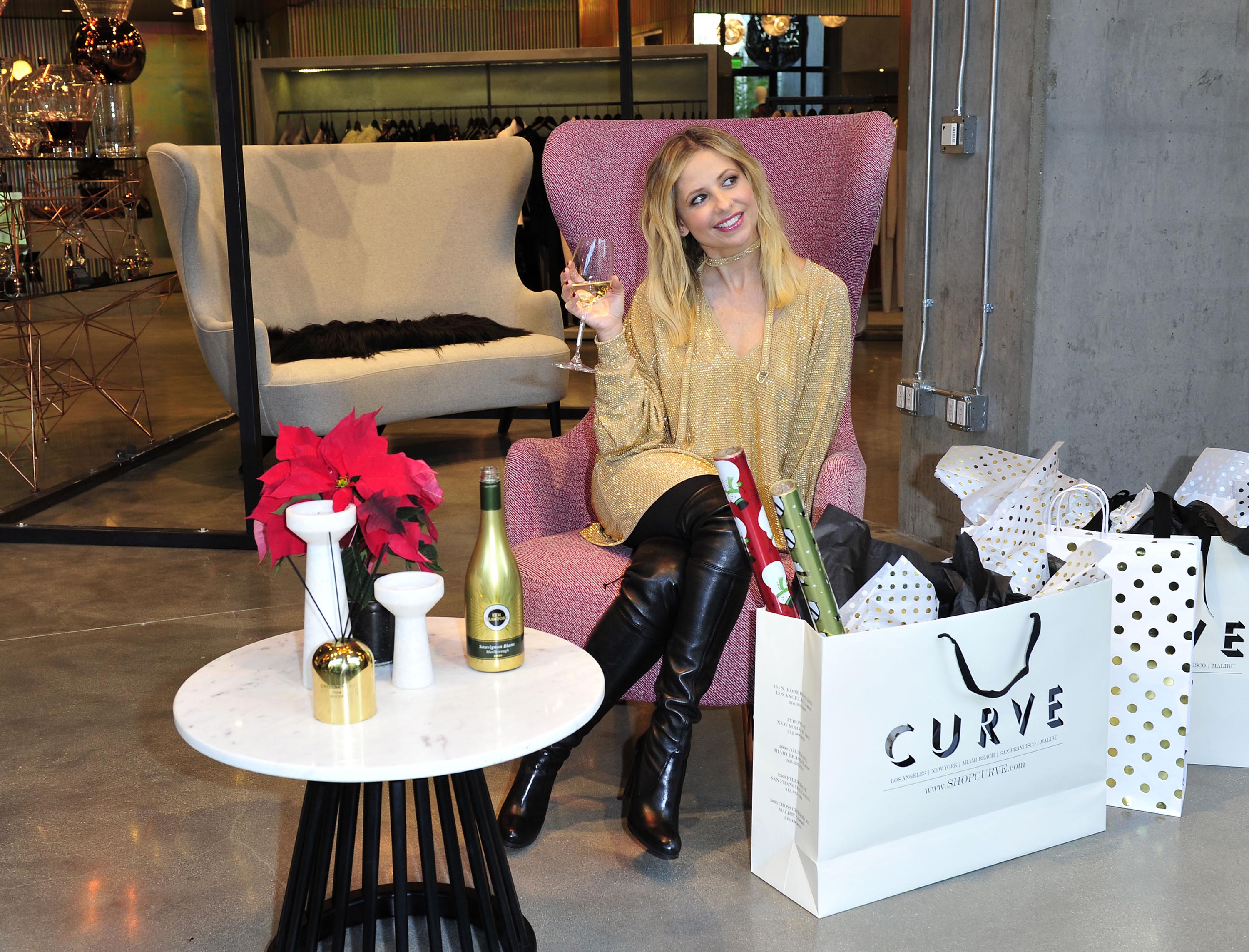 Sarah Michelle Gellar enjoys Sauvignon blanc in Limited Edition Holiday Bottle