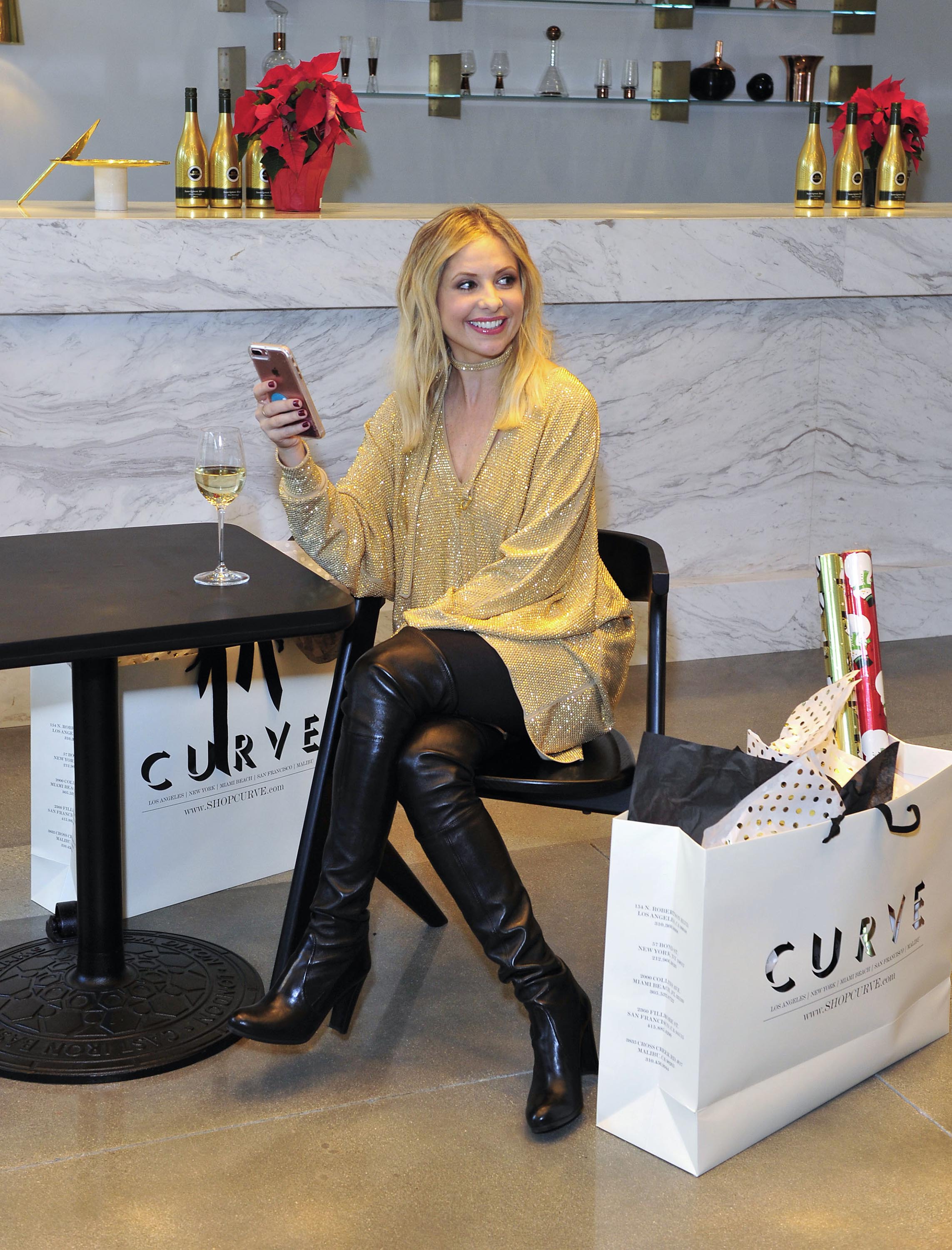 Sarah Michelle Gellar enjoys Sauvignon blanc in Limited Edition Holiday Bottle