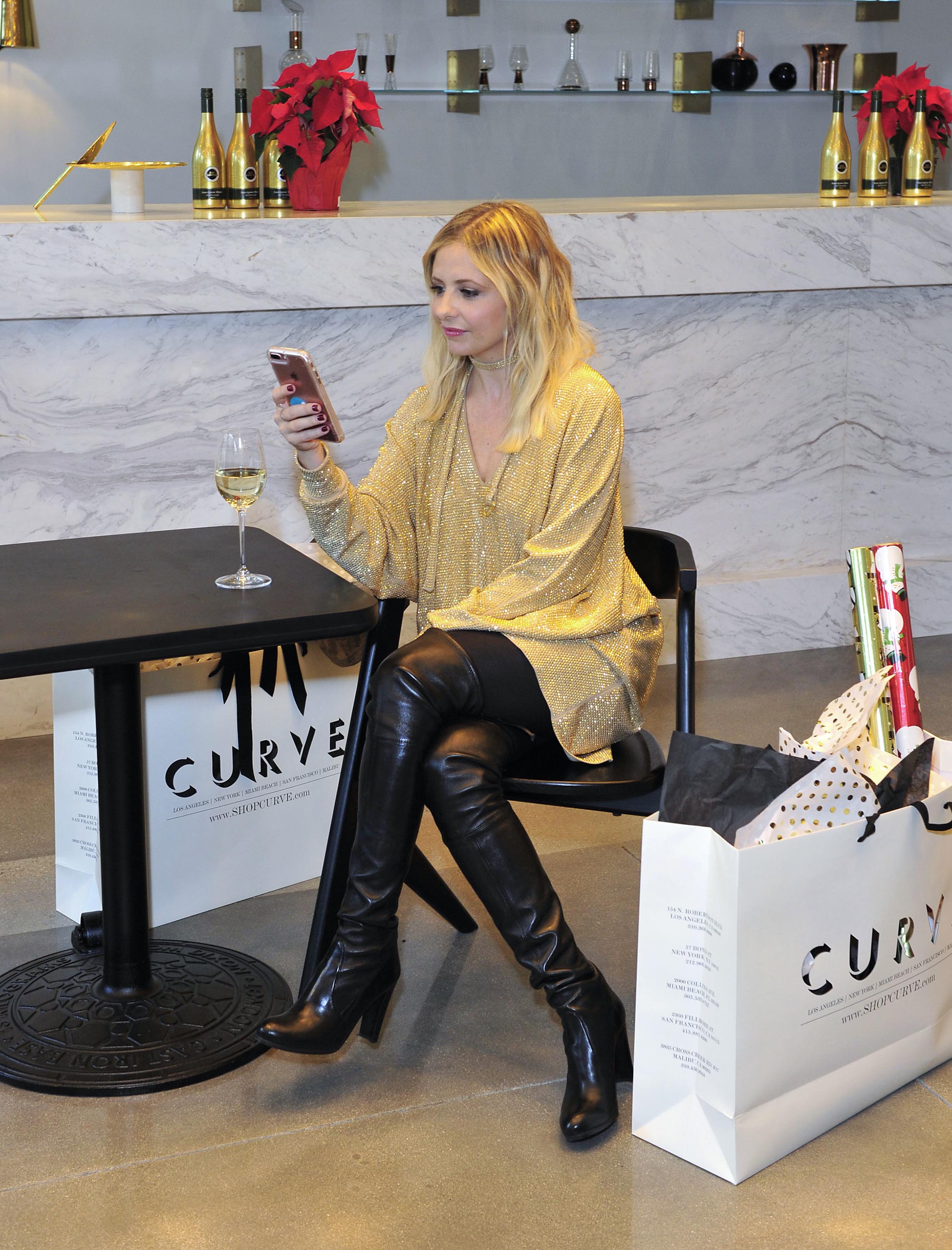 Sarah Michelle Gellar enjoys Sauvignon blanc in Limited Edition Holiday Bottle