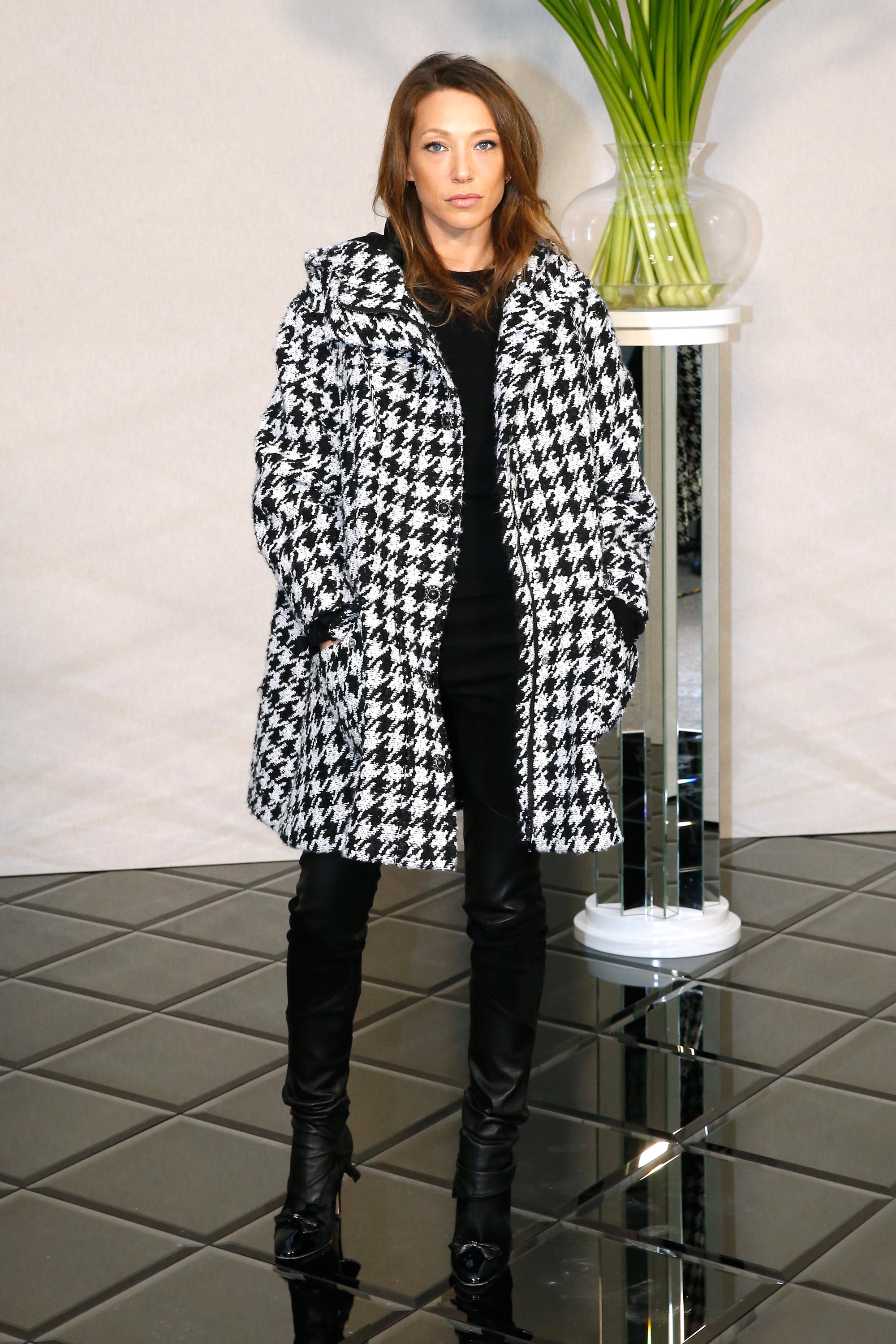 Laura Smet arrives at the Chanel Haute Couture Spring Summer 2017 show