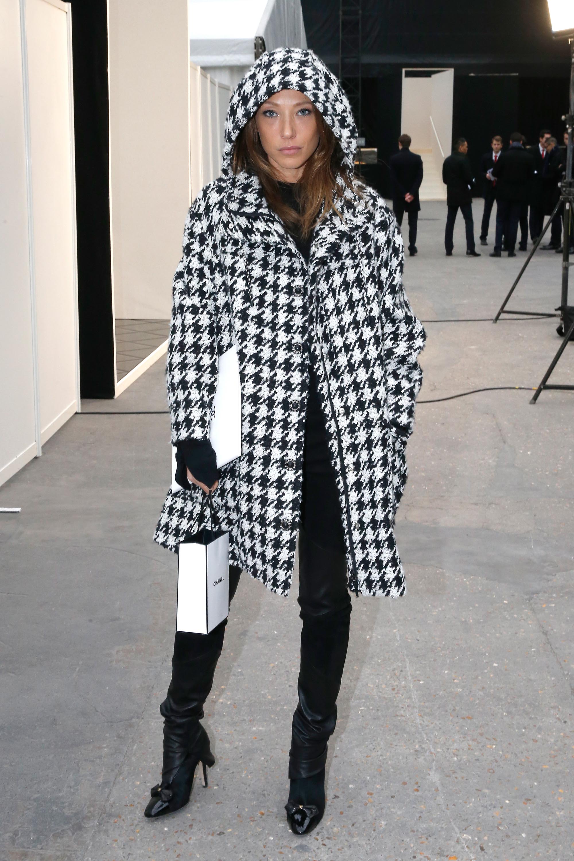 Laura Smet arrives at the Chanel Haute Couture Spring Summer 2017 show